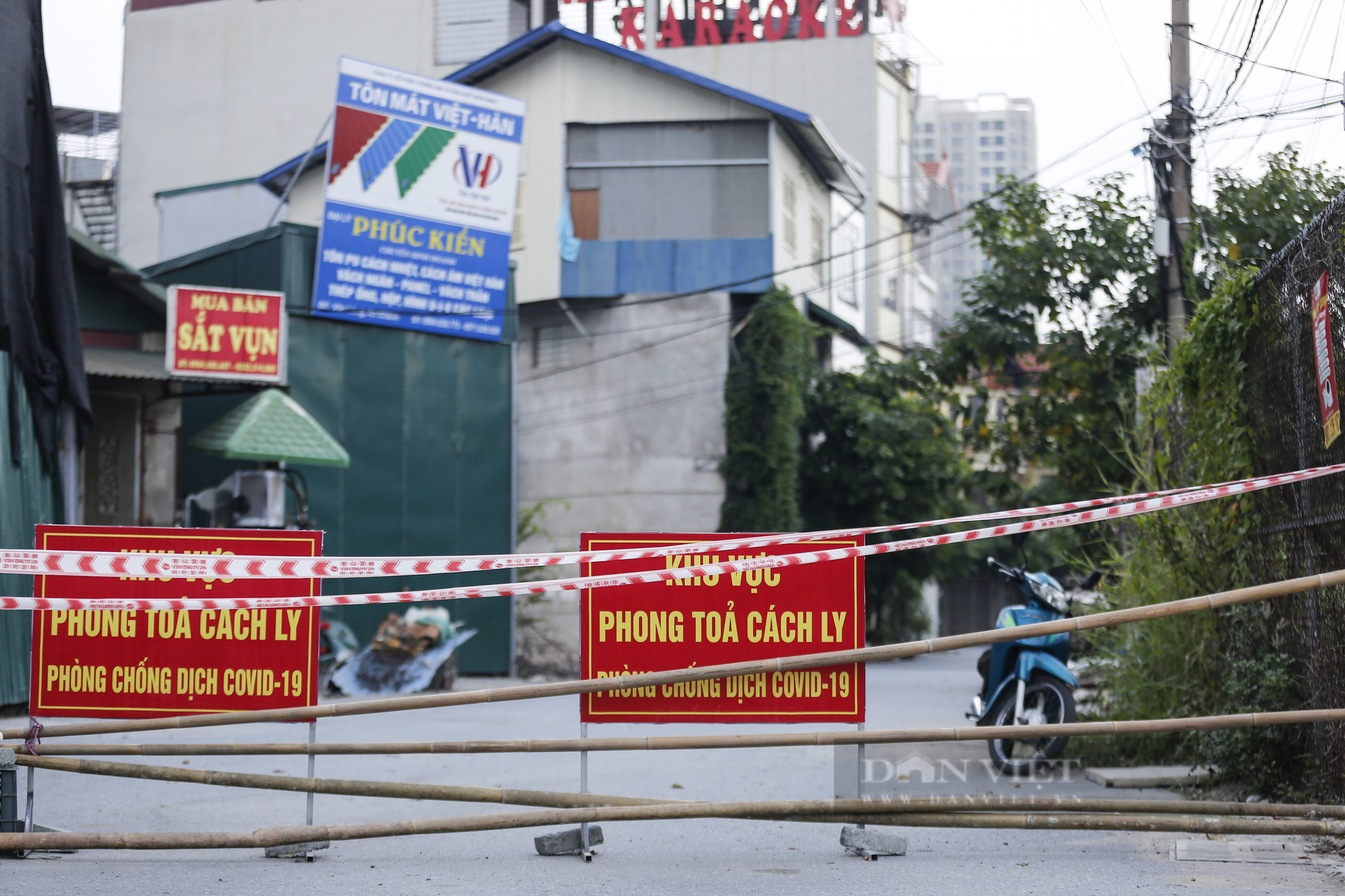 Gạch, tre, nứa... được tận dụng làm hàng rào phong tỏa tại một xã ngoại thành Hà Nội - Ảnh 5.