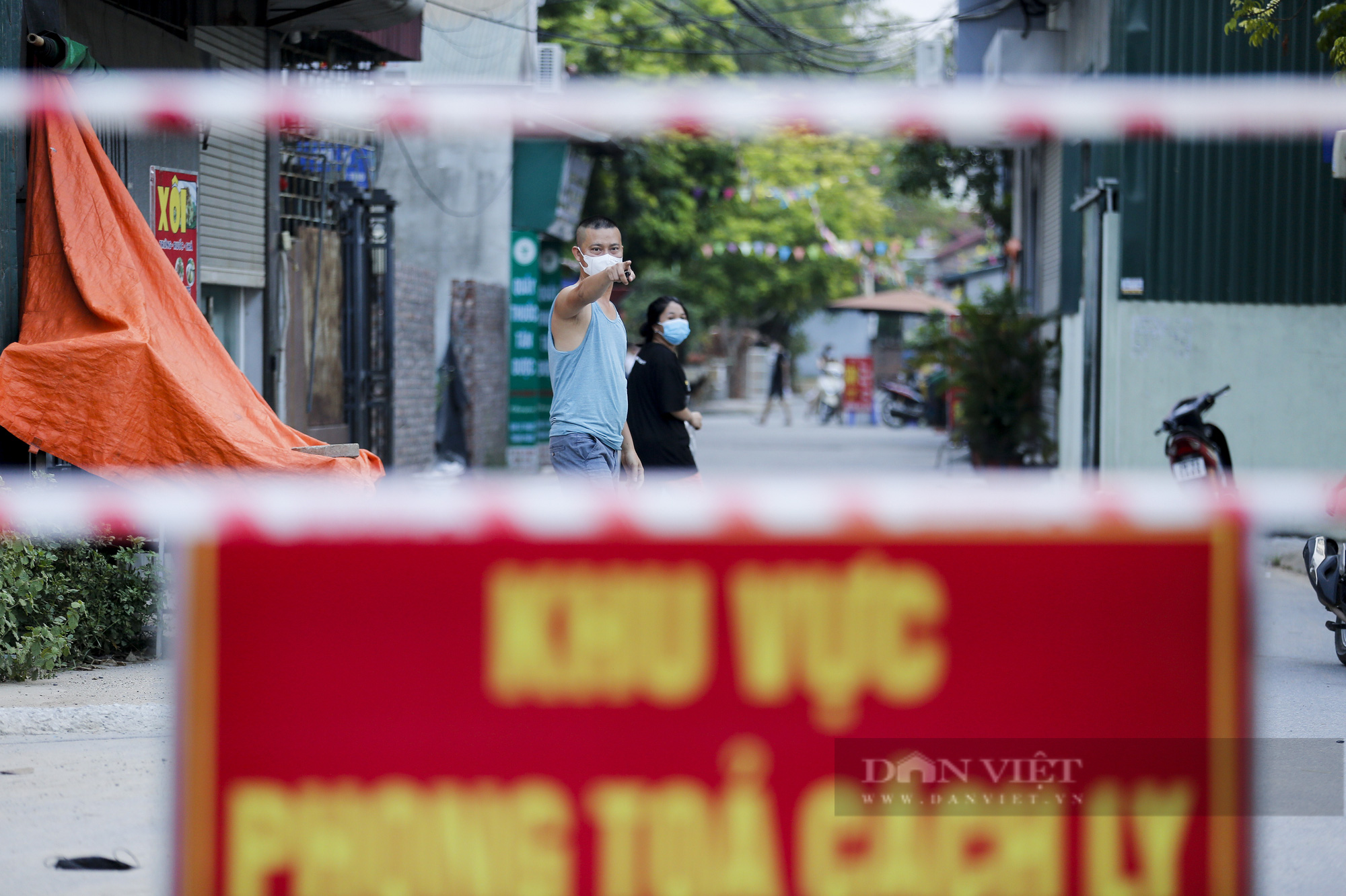 Gạch, tre, nứa... được tận dụng làm hàng rào phong tỏa tại một xã ngoại thành Hà Nội - Ảnh 6.