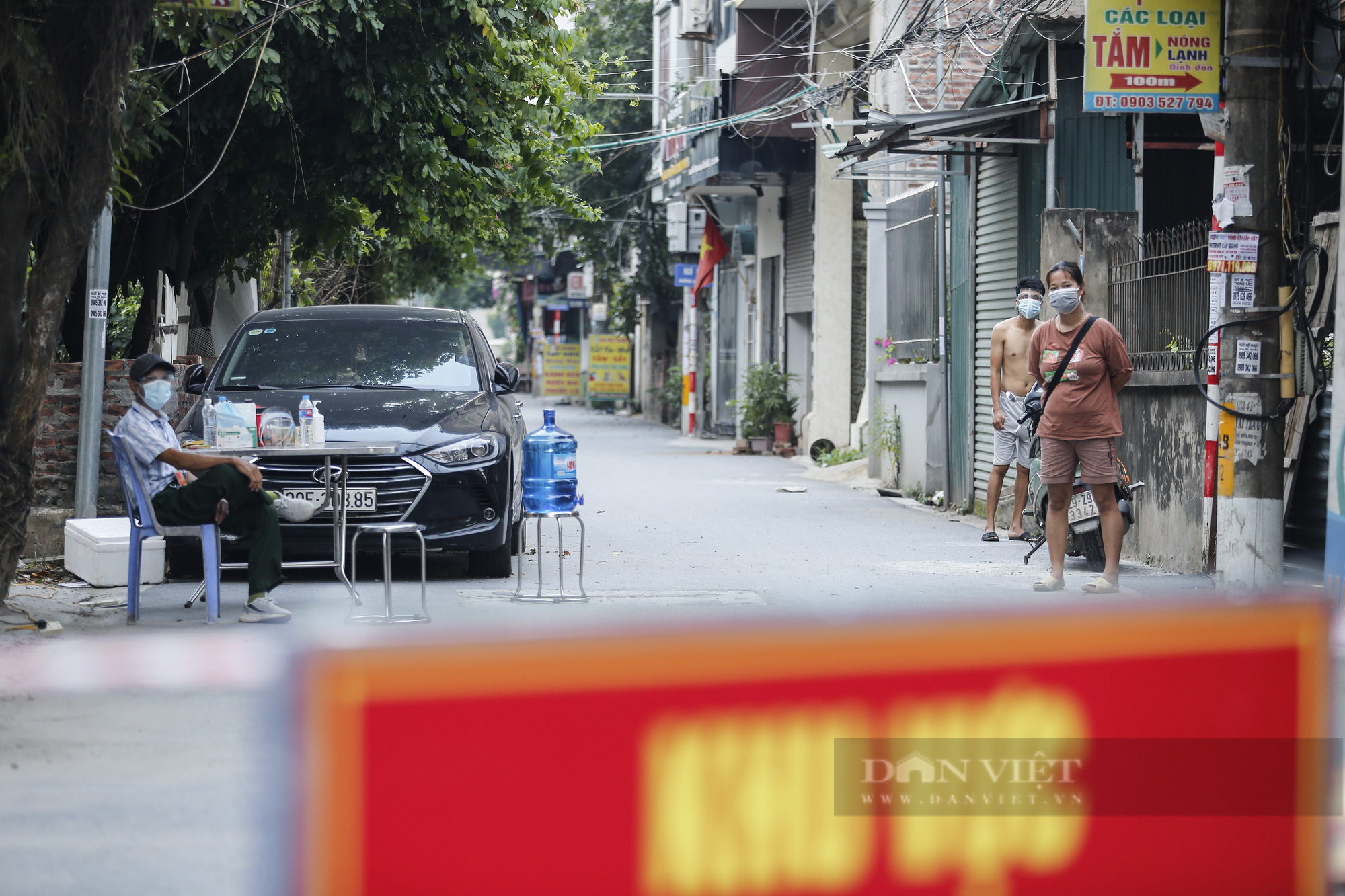 Gạch, tre, nứa... được tận dụng làm hàng rào phong tỏa tại một xã ngoại thành Hà Nội - Ảnh 9.