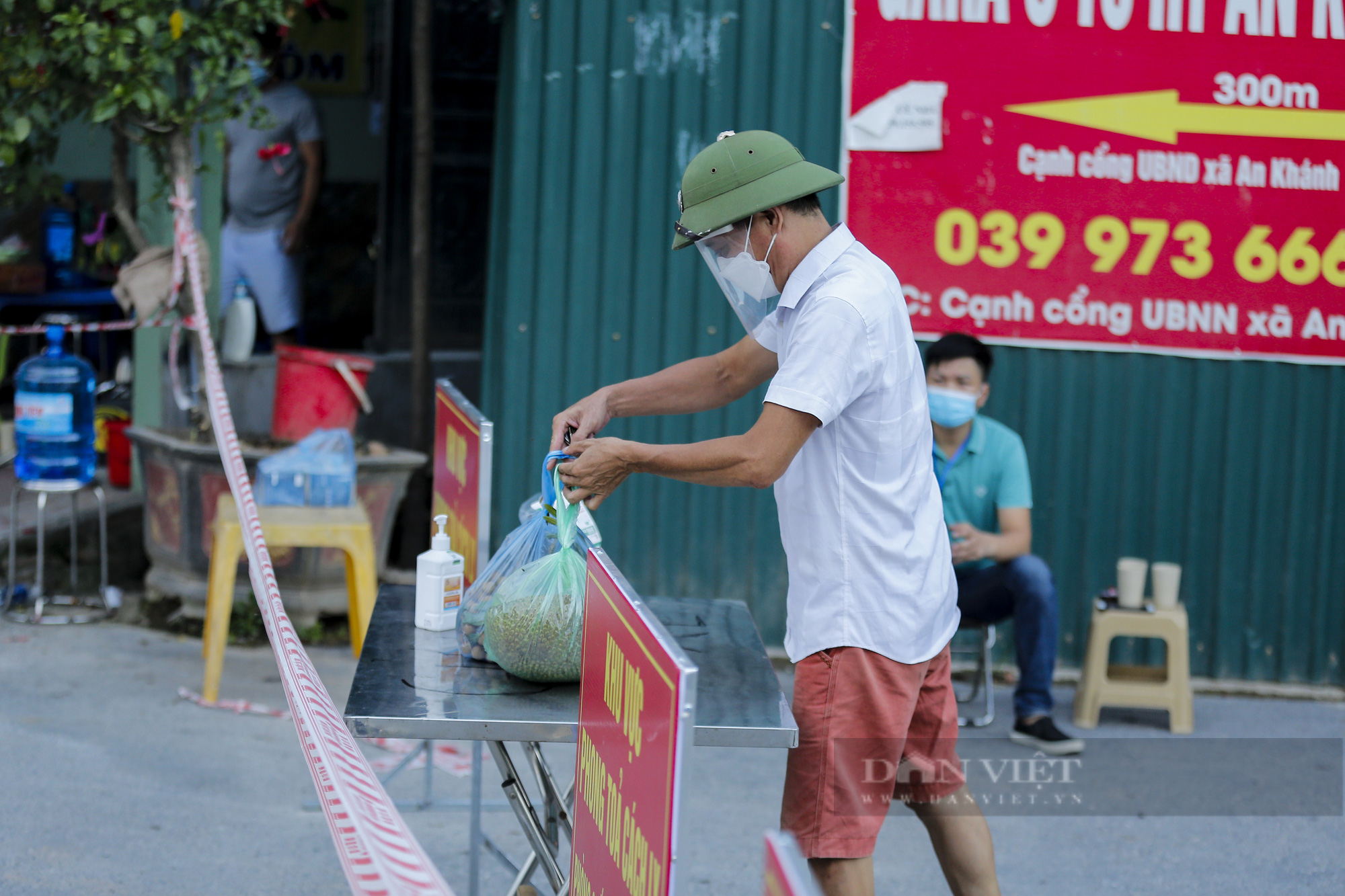 Gạch, tre, nứa... được tận dụng làm hàng rào phong tỏa tại một xã ngoại thành Hà Nội - Ảnh 10.