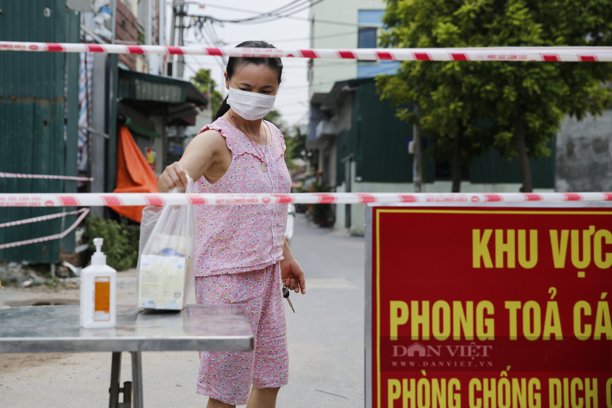 Gạch, tre, nứa... được tận dụng làm hàng rào phong tỏa tại một xã ngoại thành Hà Nội - Ảnh 11.