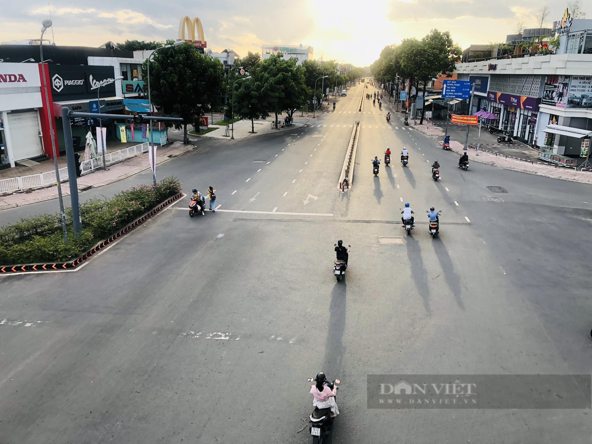 TP.HCM: Qua giờ &quot;giới nghiêm&quot; theo quy định, nhiều người dân chưa về kịp nhà được nhắc nhở cho đi - Ảnh 1.