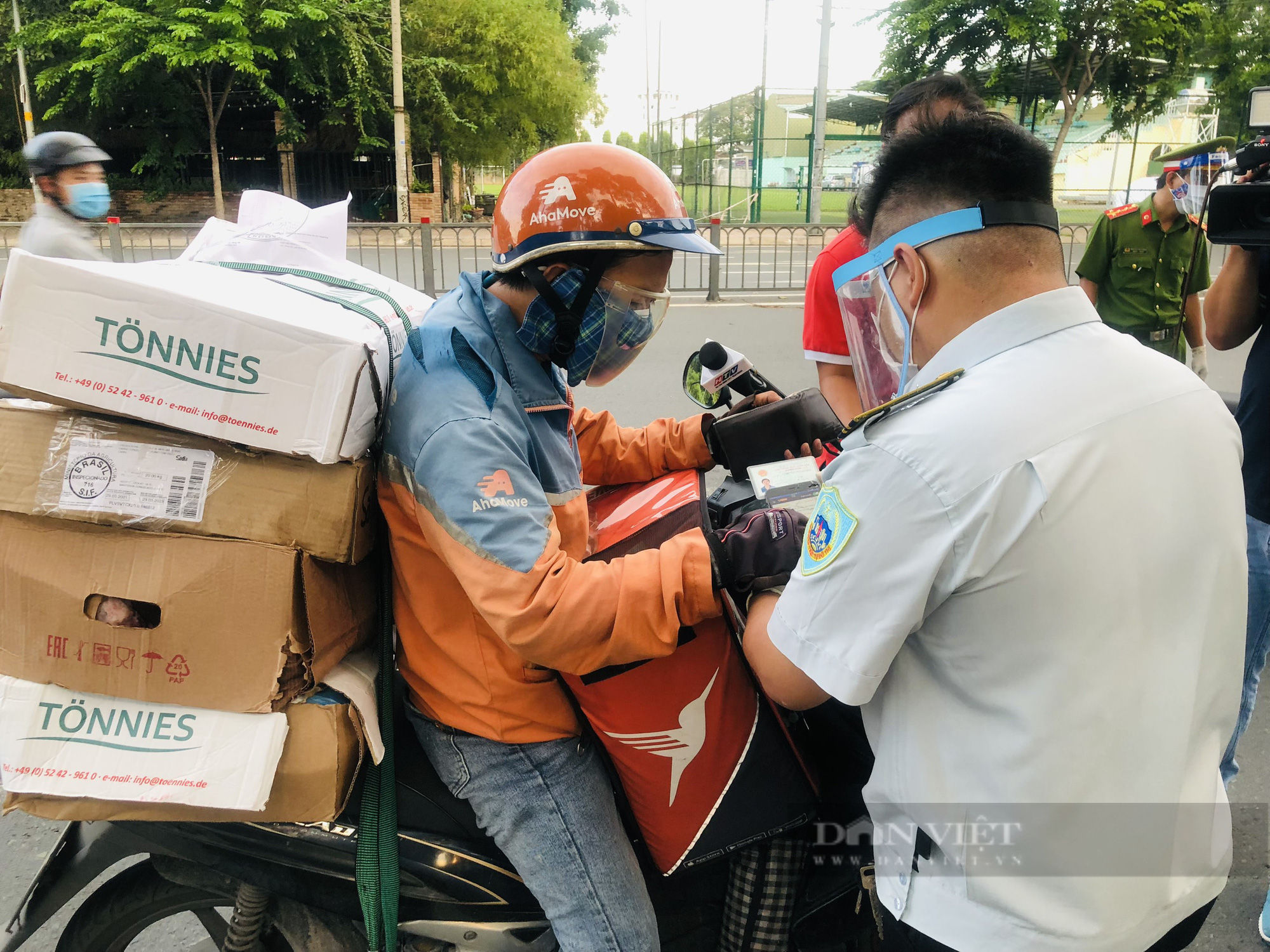 TP.HCM: Qua giờ &quot;giới nghiêm&quot; theo quy định, nhiều người dân chưa về kịp nhà được nhắc nhở cho đi - Ảnh 3.