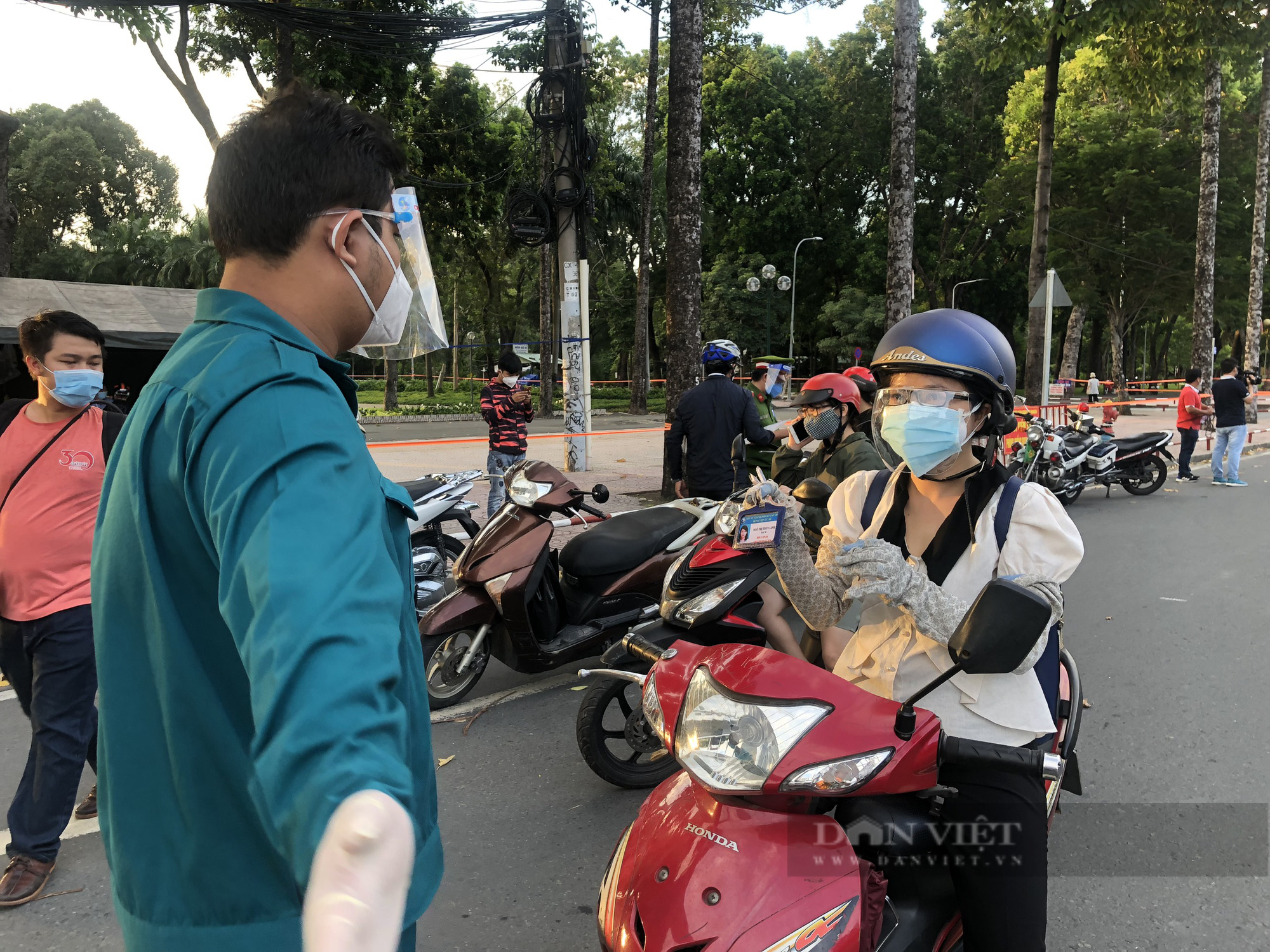 TP.HCM: Qua giờ &quot;giới nghiêm&quot; theo quy định, nhiều người dân chưa về kịp nhà được nhắc nhở cho đi - Ảnh 4.