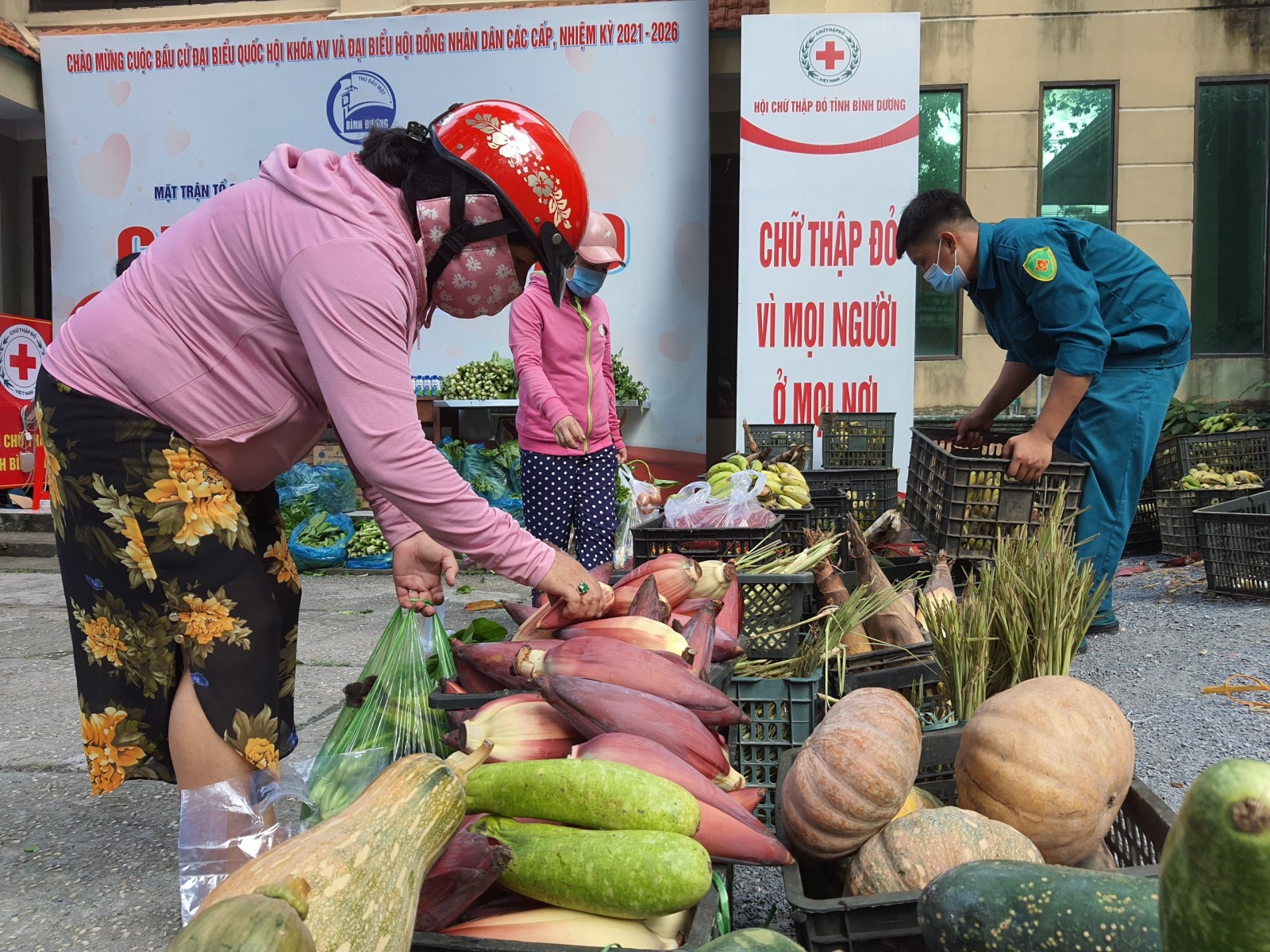 Bình Dương: Lập đường dây nóng hỗ trợ lương thực, thực phẩm cho người dân - Ảnh 1.