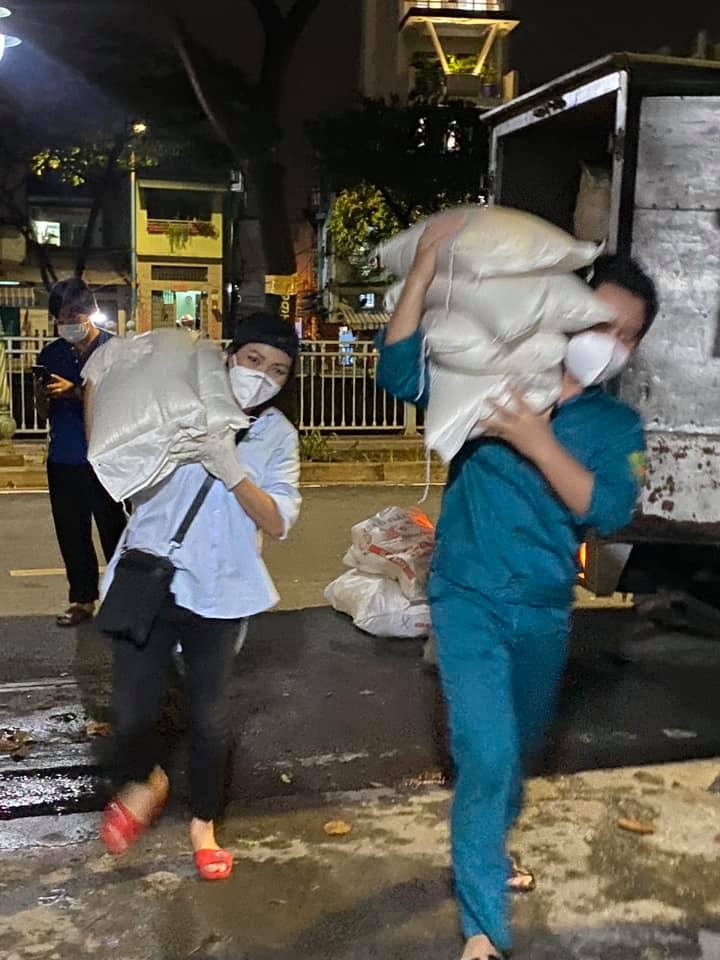 Ca sĩ Phương Thanh, Hòa Hiệp và các sao Việt đến tận vùng cách ly trao quà từ thiện - Ảnh 2.