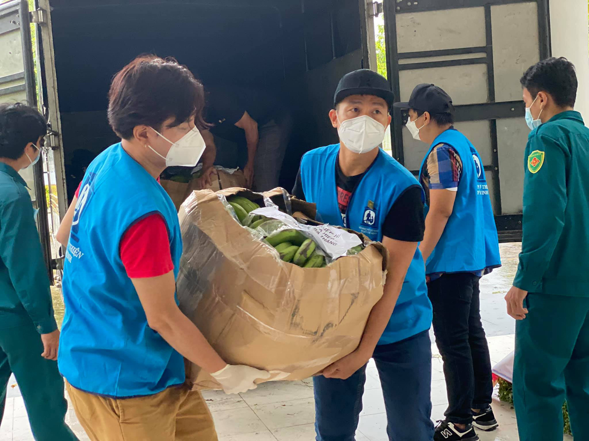 Ca sĩ Phương Thanh, Hòa Hiệp và các sao Việt đến tận vùng cách ly trao quà từ thiện - Ảnh 4.