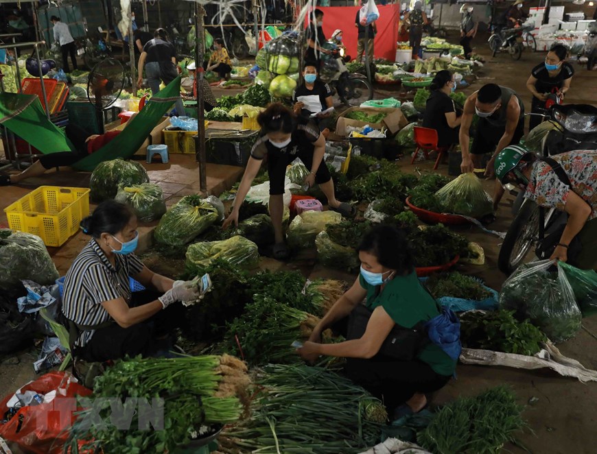 Chợ đầu mối Minh Khai cung cấp 450 tấn nông sản cho thị trường Thủ đô, không lo thiếu - Ảnh 1.