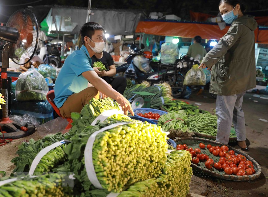 Chợ đầu mối Minh Khai cung cấp 450 tấn nông sản cho thị trường Thủ đô, không lo thiếu - Ảnh 7.