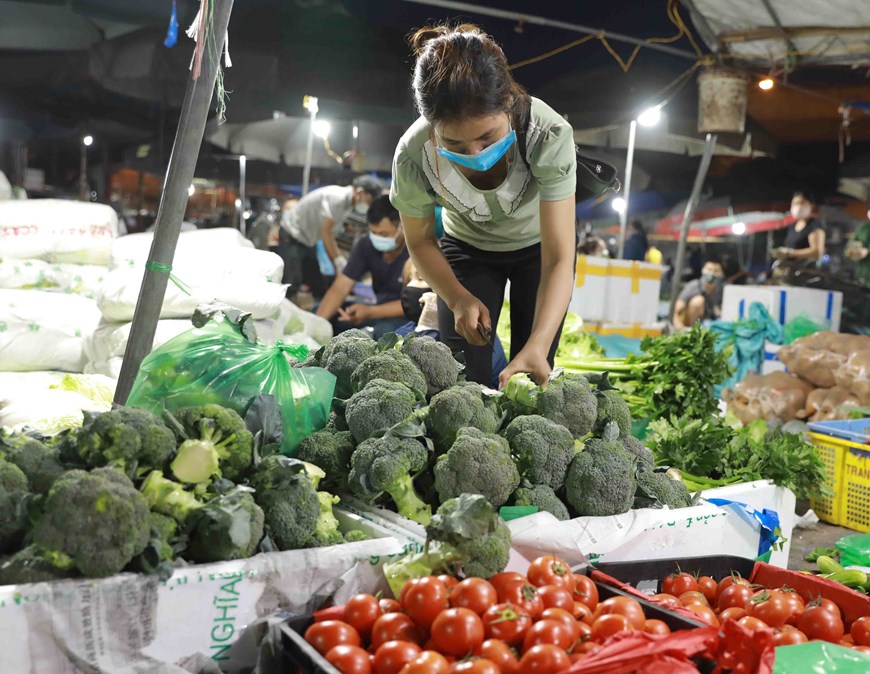 Chợ đầu mối Minh Khai cung cấp 450 tấn nông sản cho thị trường Thủ đô, không lo thiếu - Ảnh 8.