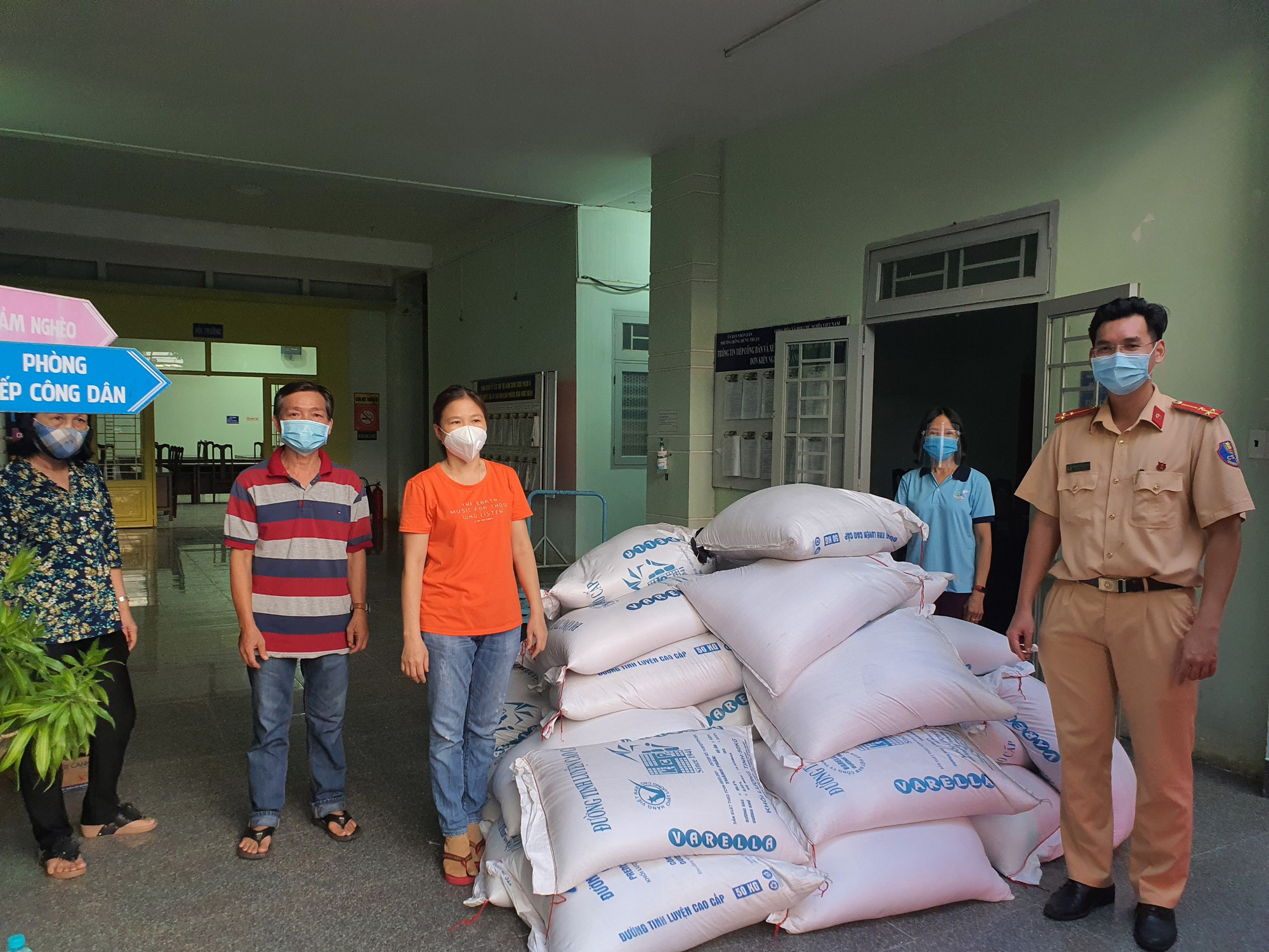 TP.HCM: Không chỉ xuyên đêm làm nhiệm vụ tại các chốt, CSGT còn có thêm việc làm ý nghĩa này - Ảnh 3.