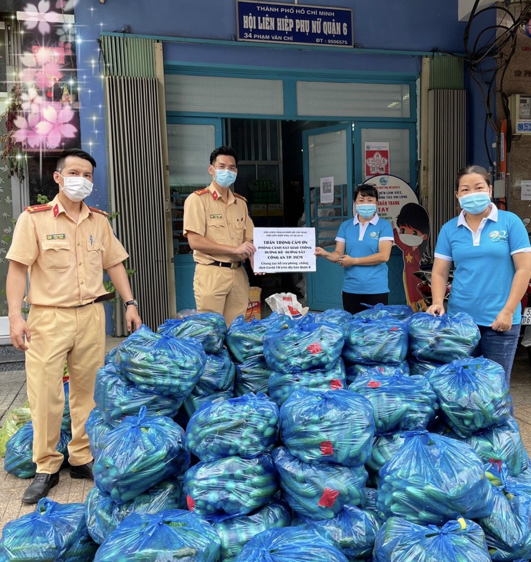 TP.HCM: Không chỉ xuyên đêm làm nhiệm vụ tại các chốt, CSGT còn có thêm việc làm ý nghĩa này - Ảnh 4.