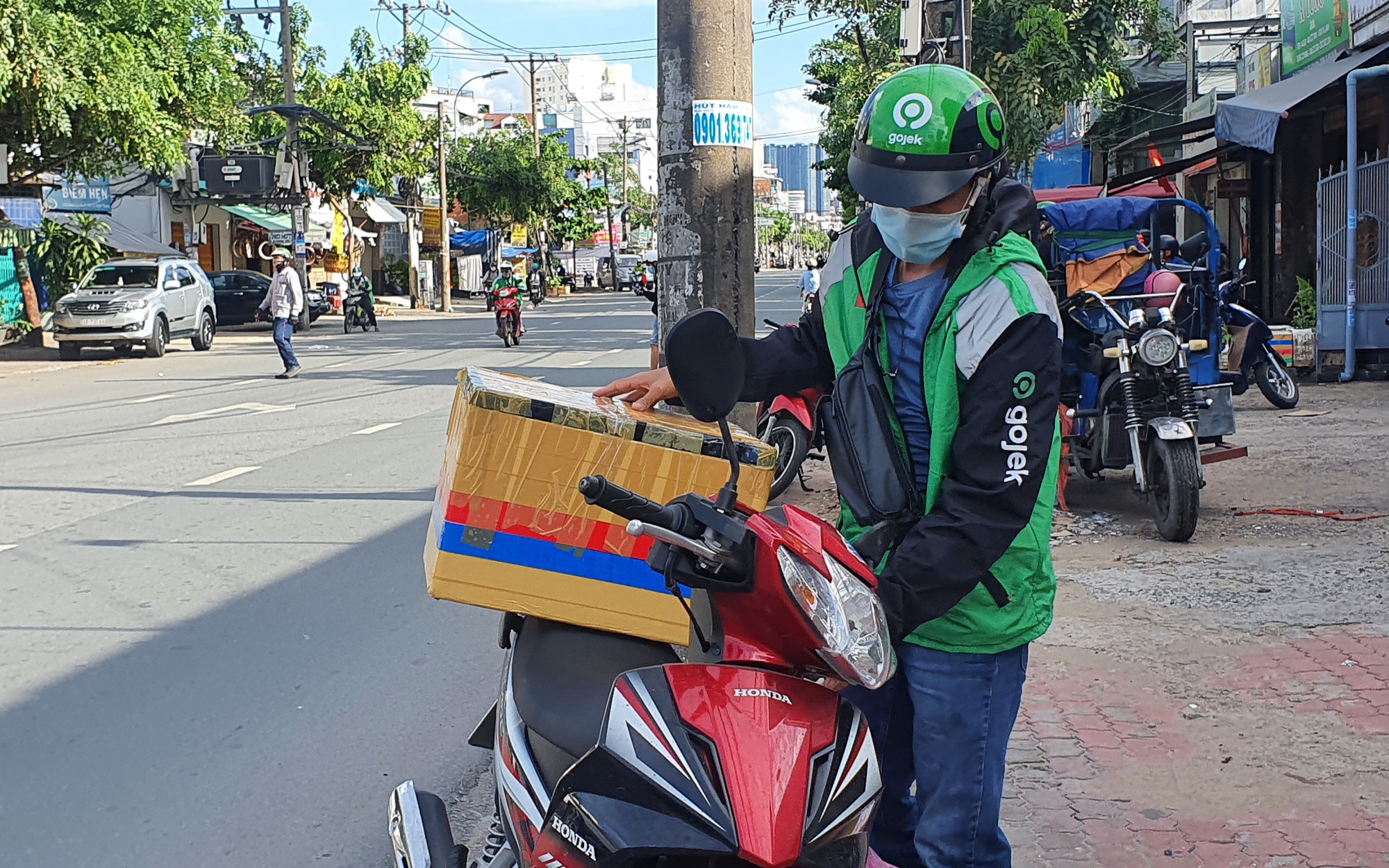 TP.HCM: Grab, Gojek, Now… tắt giao hàng sau 17h, gấp rút làm thẻ đeo cho shipper