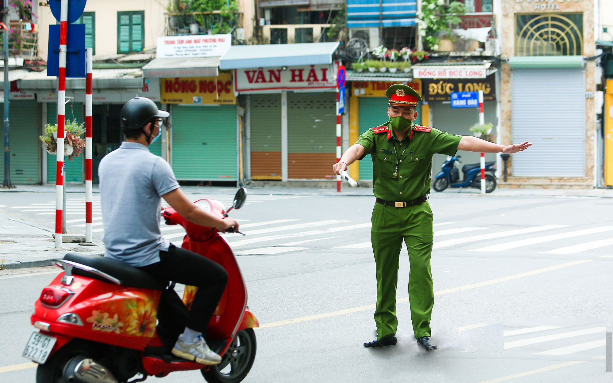 Áp dụng Chỉ thị 16 ở Hà Nội: Sang nhà hàng xóm giúp công việc có bị xử phạt không?