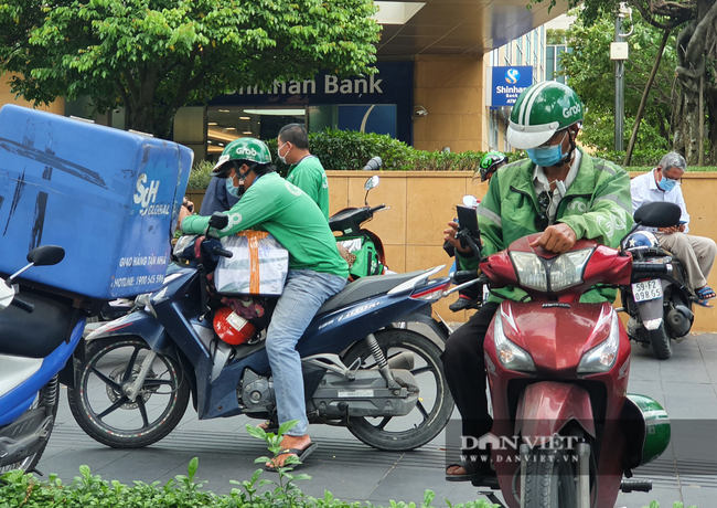 TP.HCM: Grab, Gojek, Now… tắt giao hàng sau 17h, gấp rút làm thẻ đeo cho shipper - Ảnh 1.