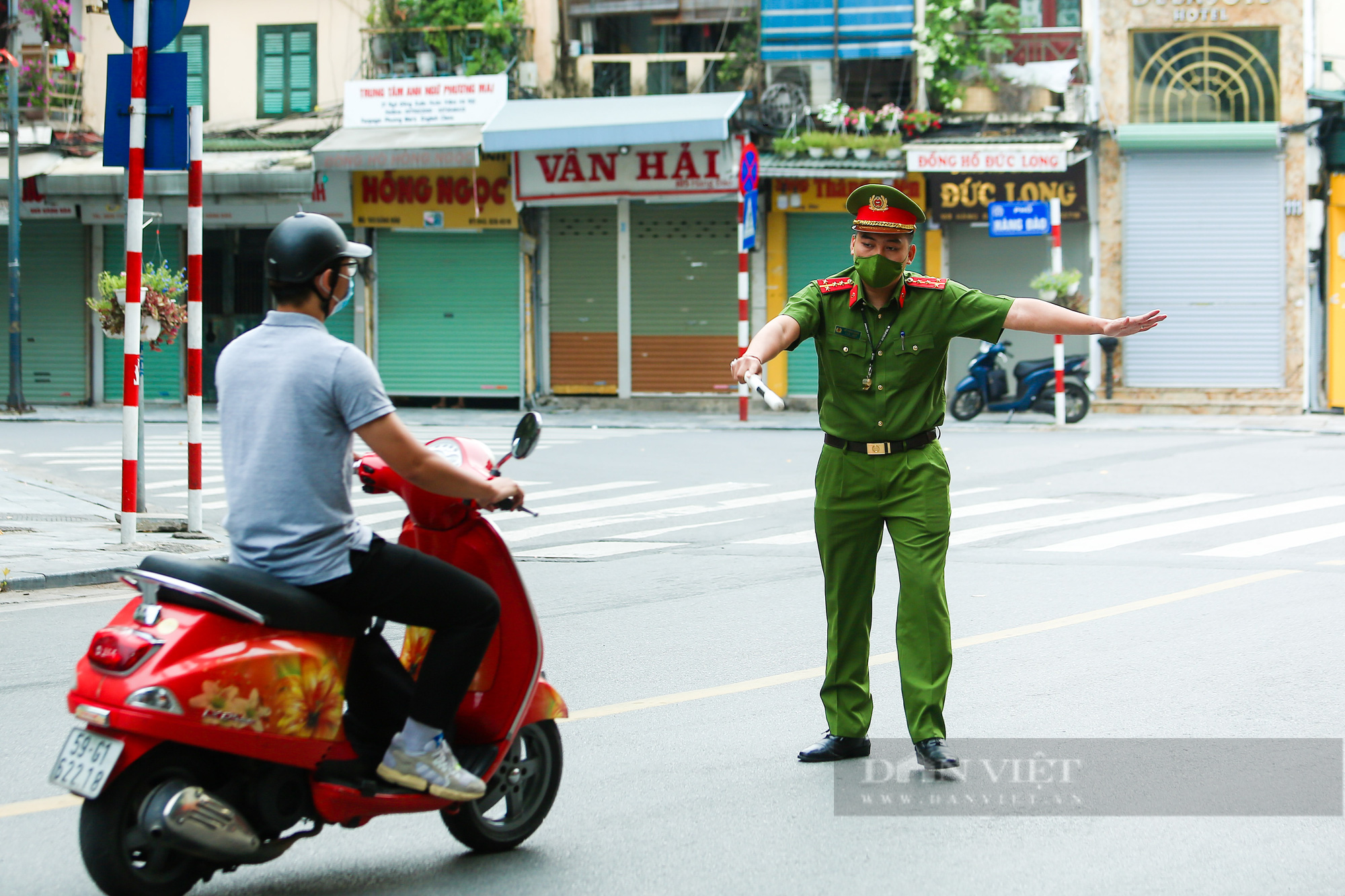 Áp dụng Chỉ thị 16 ở Hà Nội: Sang nhà hàng xóm giúp công việc có bị xử phạt không? - Ảnh 1.