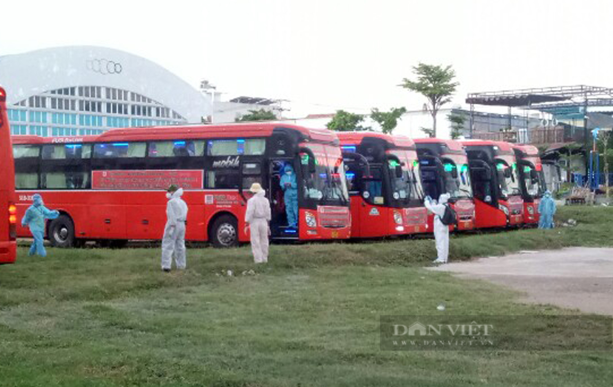 CSGT tháp tùng đoàn xe đưa 400 công dân Phú Yên từ TP.Hồ Chí Minh về quê - Ảnh 3.