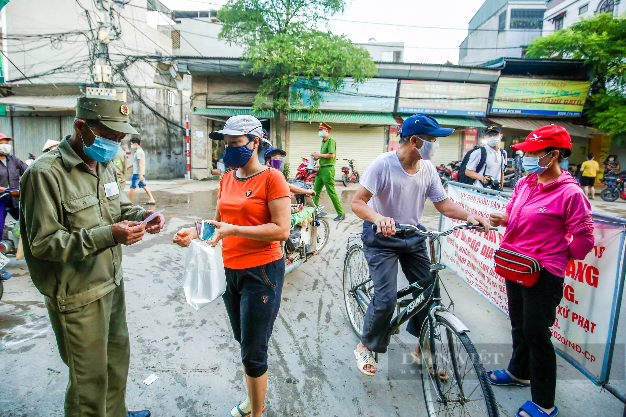 Người dân Hà Nội đi chợ bằng &quot;tem phiếu&quot; ngày chẵn, ngày lẻ - Ảnh 3.