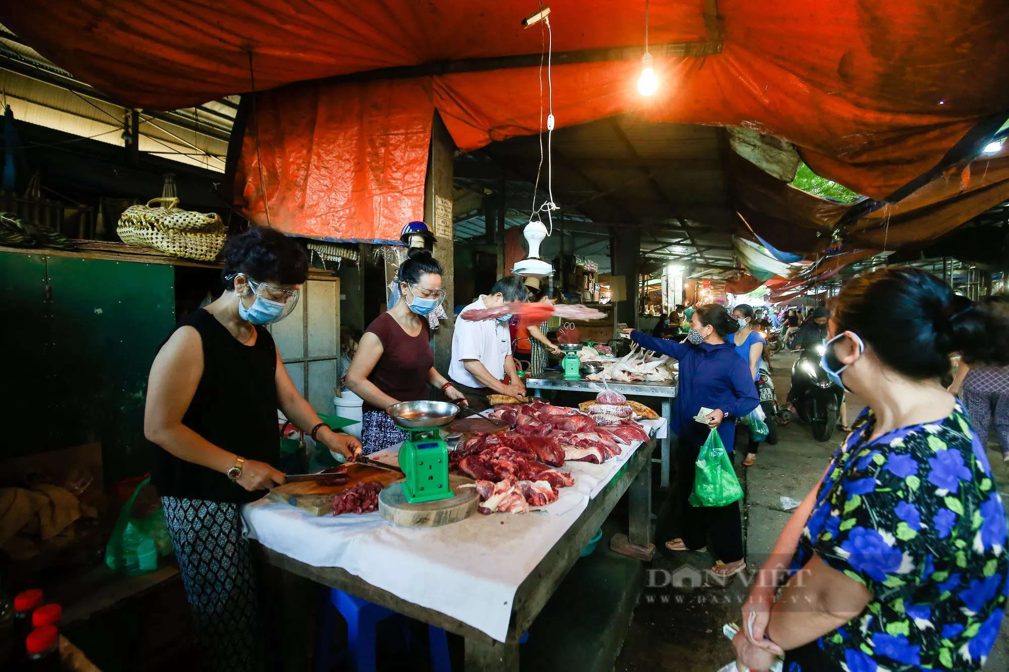 Người dân Hà Nội đi chợ bằng &quot;tem phiếu&quot; ngày chẵn, ngày lẻ - Ảnh 10.