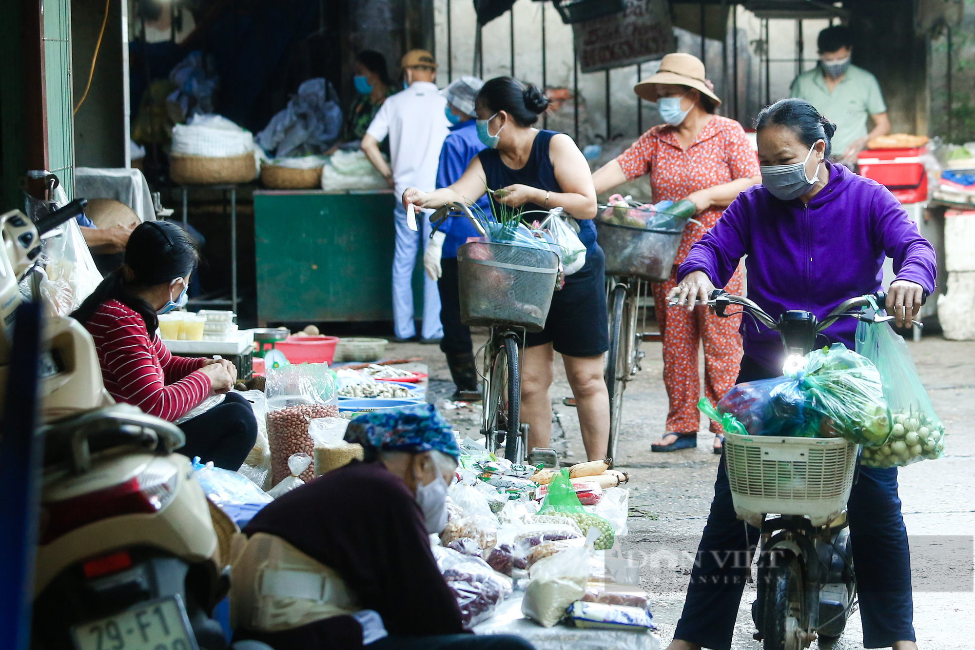 Người dân Hà Nội đi chợ bằng &quot;tem phiếu&quot; ngày chẵn, ngày lẻ - Ảnh 13.