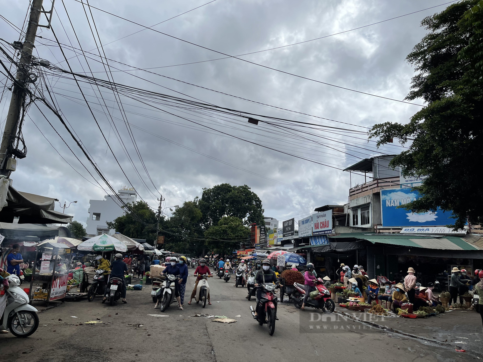 Đắk Lắk: Người dân TP.Buôn Ma Thuột được phát phiếu đi chợ 3 ngày/lần - Ảnh 1.