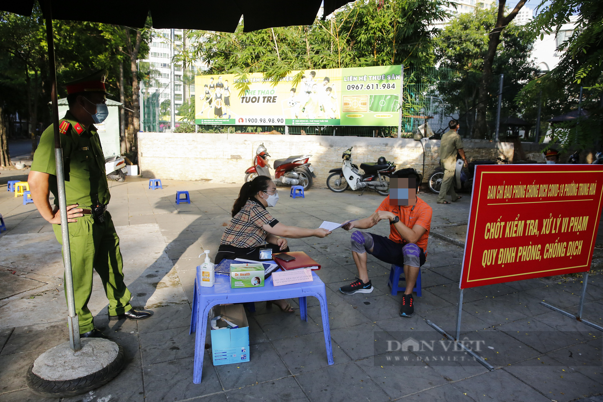 Xử phạt 103 trường hợp ra ngoài không lý do cần thiết tại một phường ở Hà Nội - Ảnh 8.