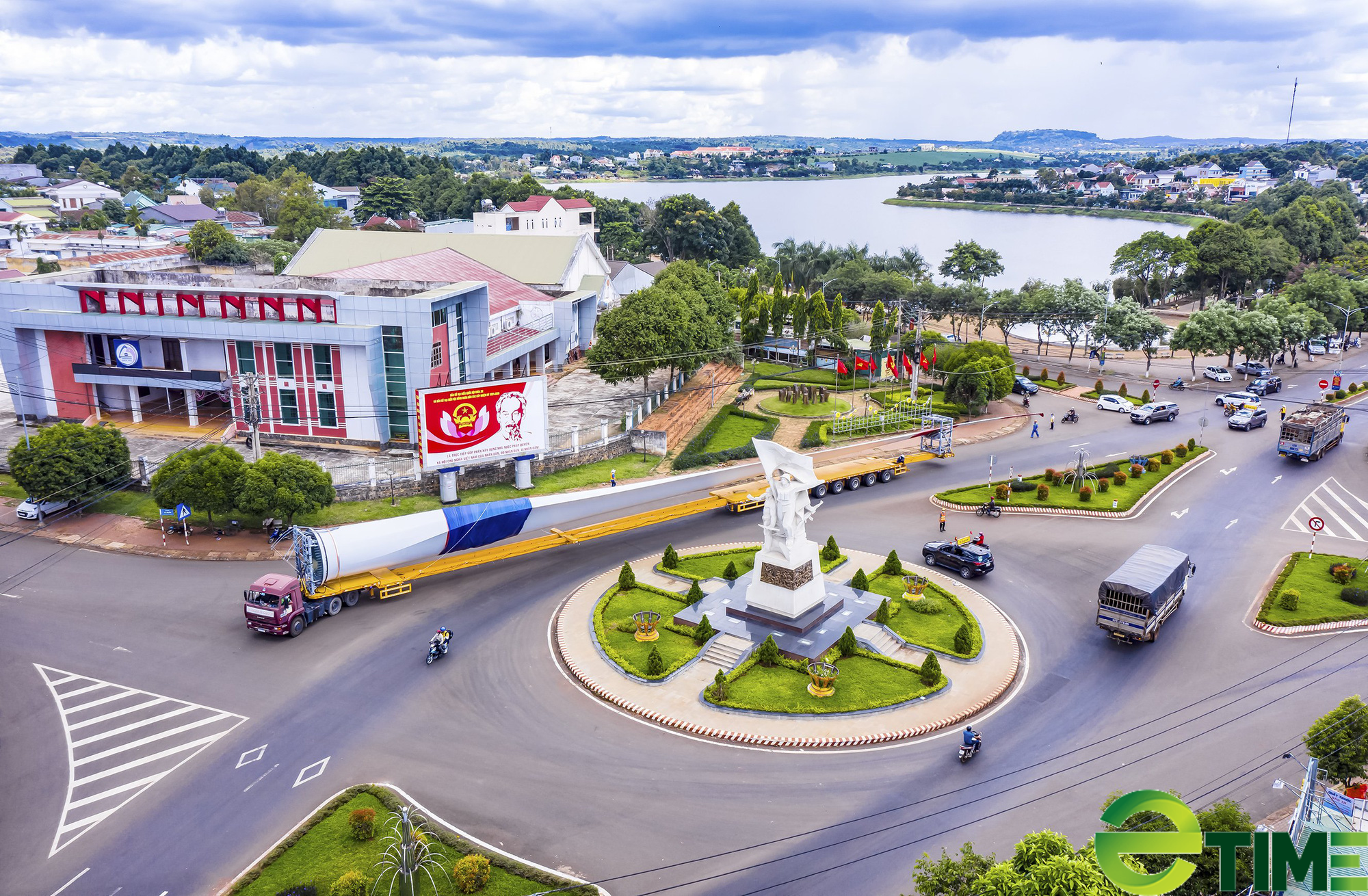 Choáng ngợp với dàn xe siêu trường, siêu trọng chở thiết bị điện gió lên Tây Nguyên - Ảnh 4.