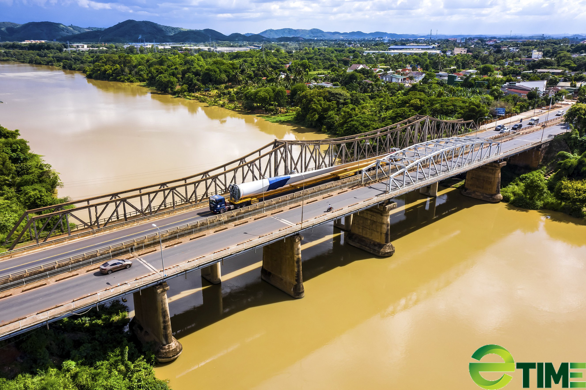 Choáng ngợp với dàn xe siêu trường, siêu trọng chở thiết bị điện gió lên Tây Nguyên - Ảnh 7.