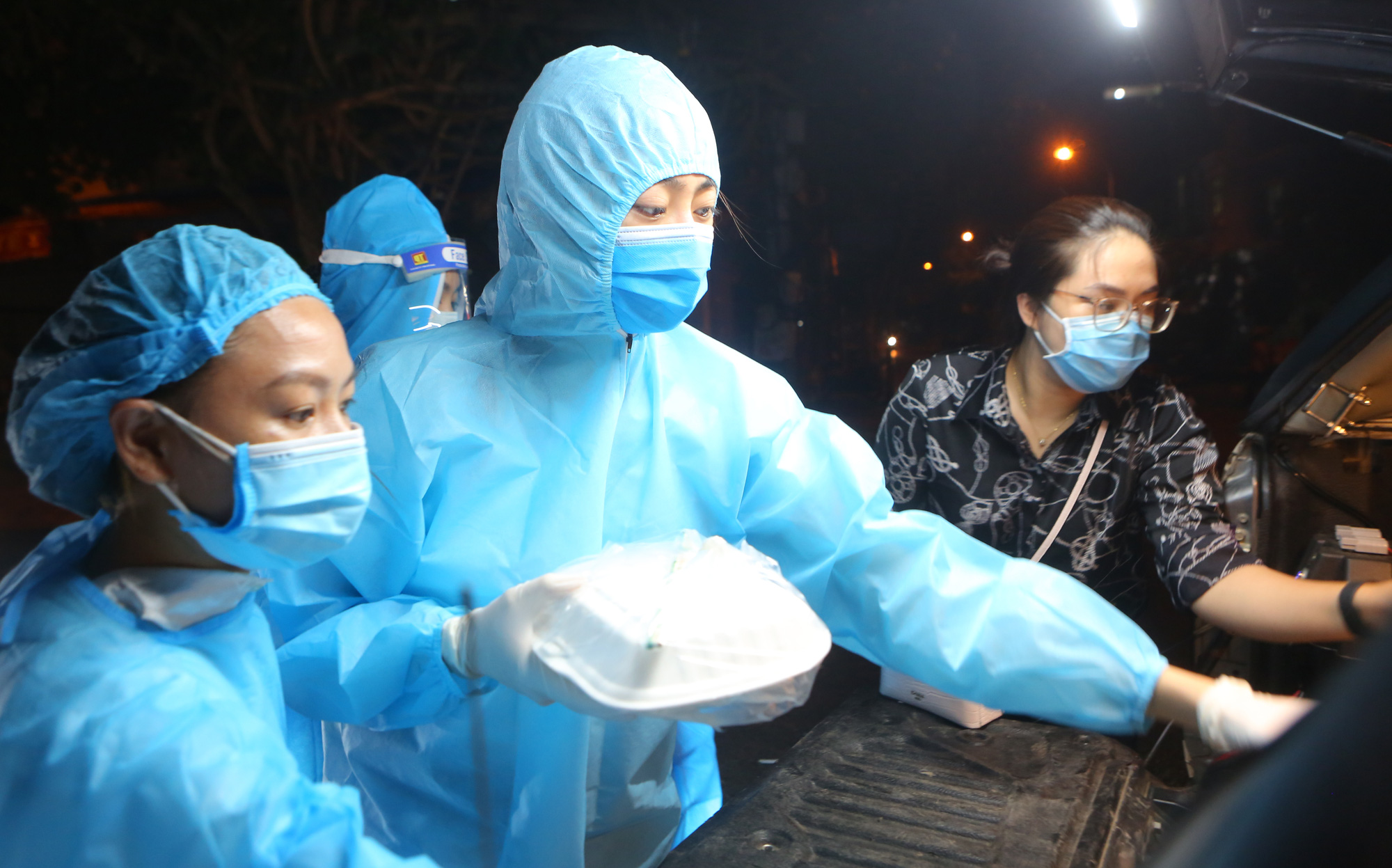 3 Hoa hậu Đỗ Thị Hà, Đỗ Mỹ Linh, Lương Thùy &quot;tiếp lửa&quot; cho người dân nghèo ở Hà Nội - Ảnh 9.