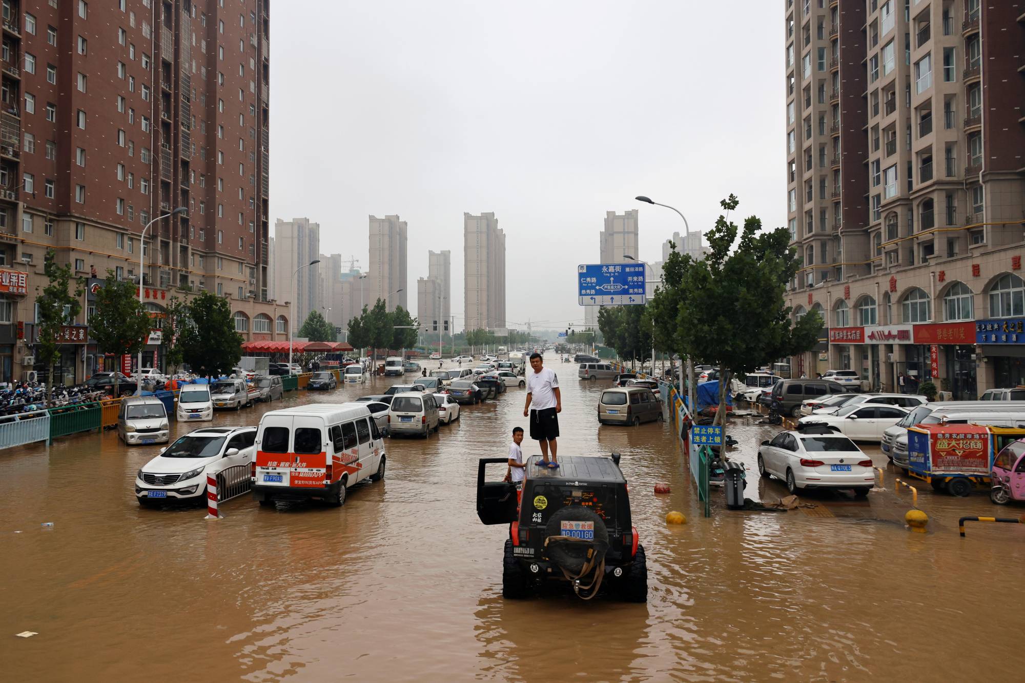 Sau vụ tắc kênh đào Suez, đến lượt lũ lụt kinh hoàng ở Trung Quốc đe dọa chuỗi cung ứng toàn cầu - Ảnh 1.