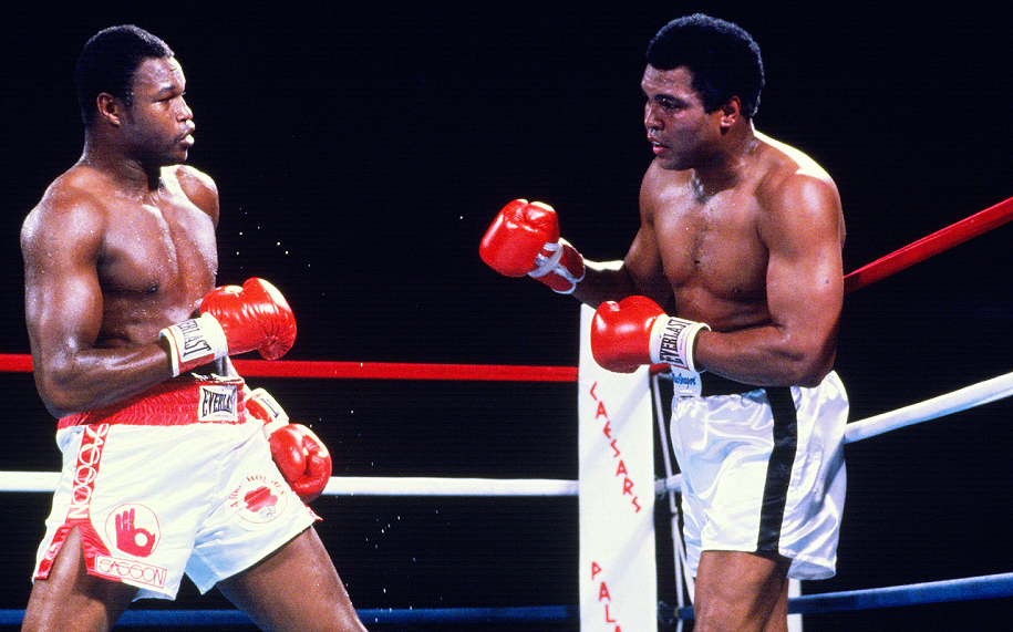 Mike Tyson &quot;trả thù&quot; cho Muhammad Ali, đánh đối thủ... nhập viện - Ảnh 1.