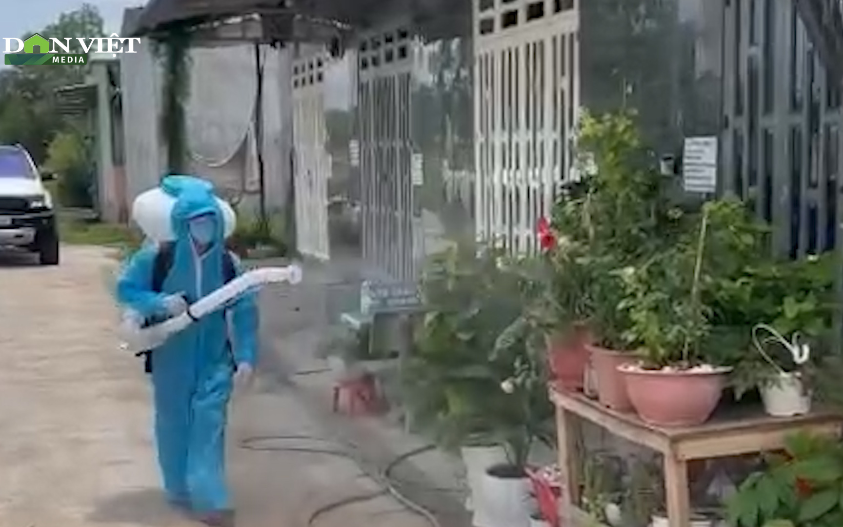 Đồng Nai: Nhóm tình nguyện dầm mình trong mưa nắng, phun xịt khử khuẩn miễn phí giúp người dân