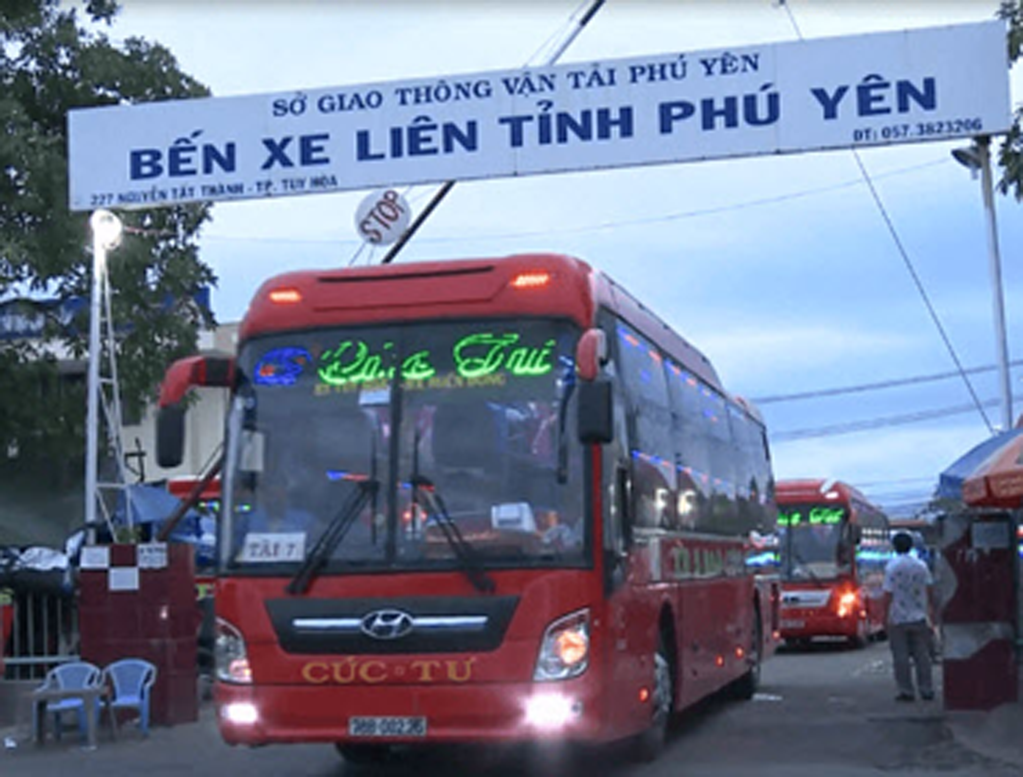 Phú Yên: Doanh nghiệp hỗ trợ 8 xe buýt phục vụ phòng chống dịch Covid-19 - Ảnh 1.