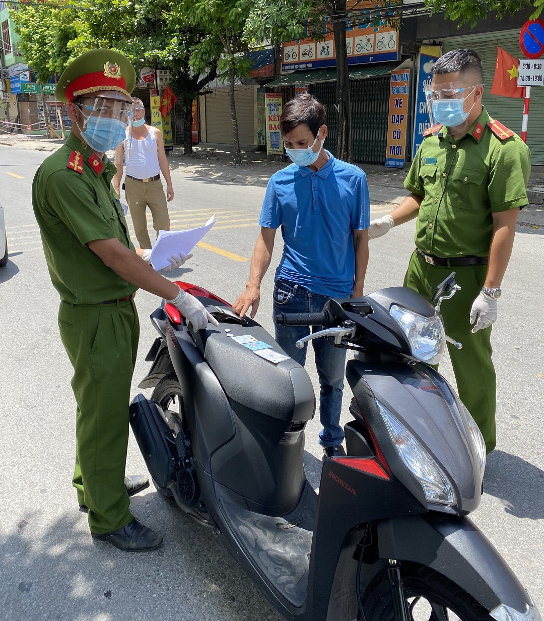 Ngày giãn cách thứ 5, số tiền phạt người vi phạm ở Hà Nội còn nhiều hơn các ngày trước - Ảnh 2.