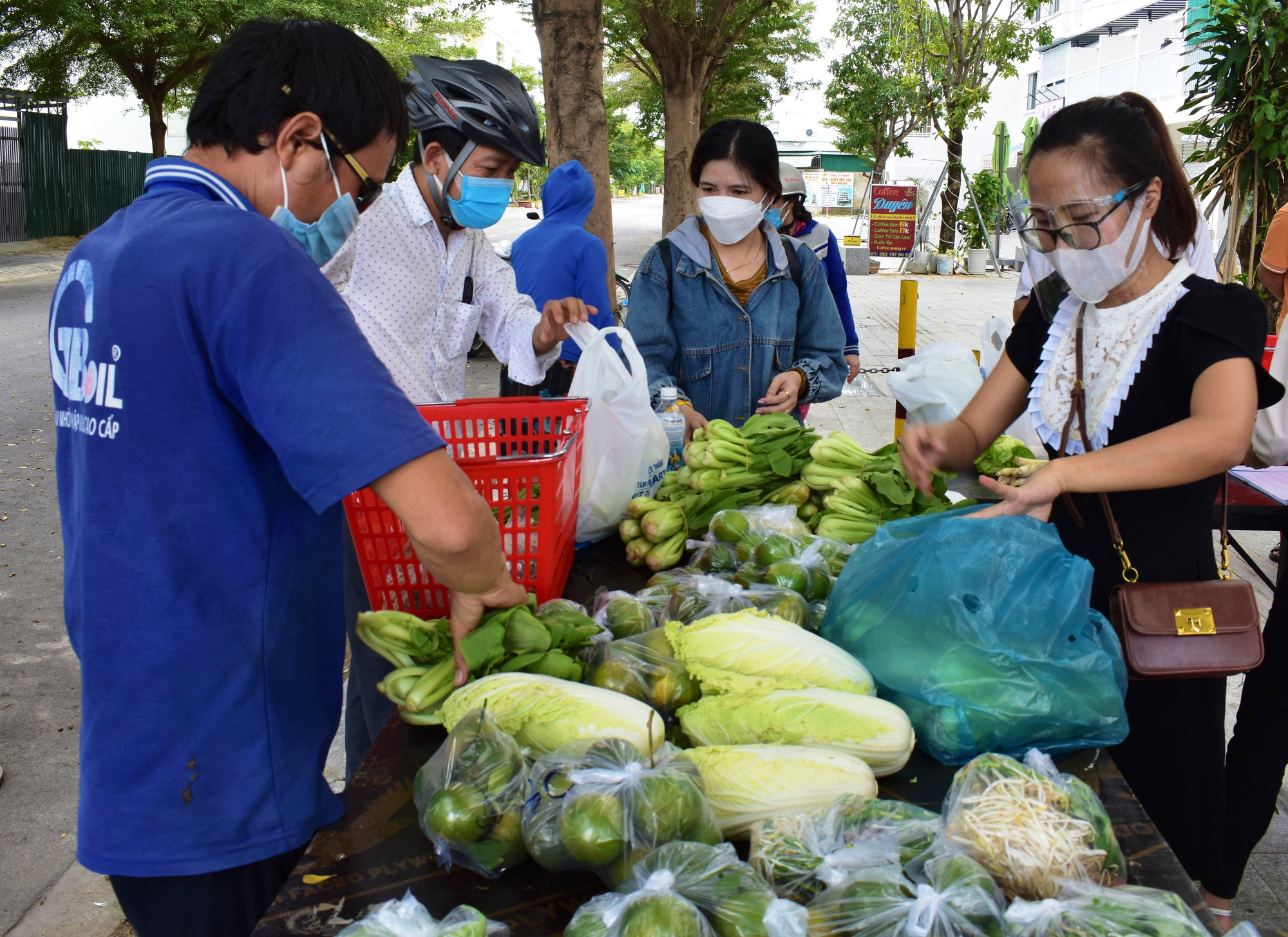 Nha Trang: &quot;hô biến xe buýt&quot; thành cửa hàng di động phục vụ rau, củ, quả,... - Ảnh 1.