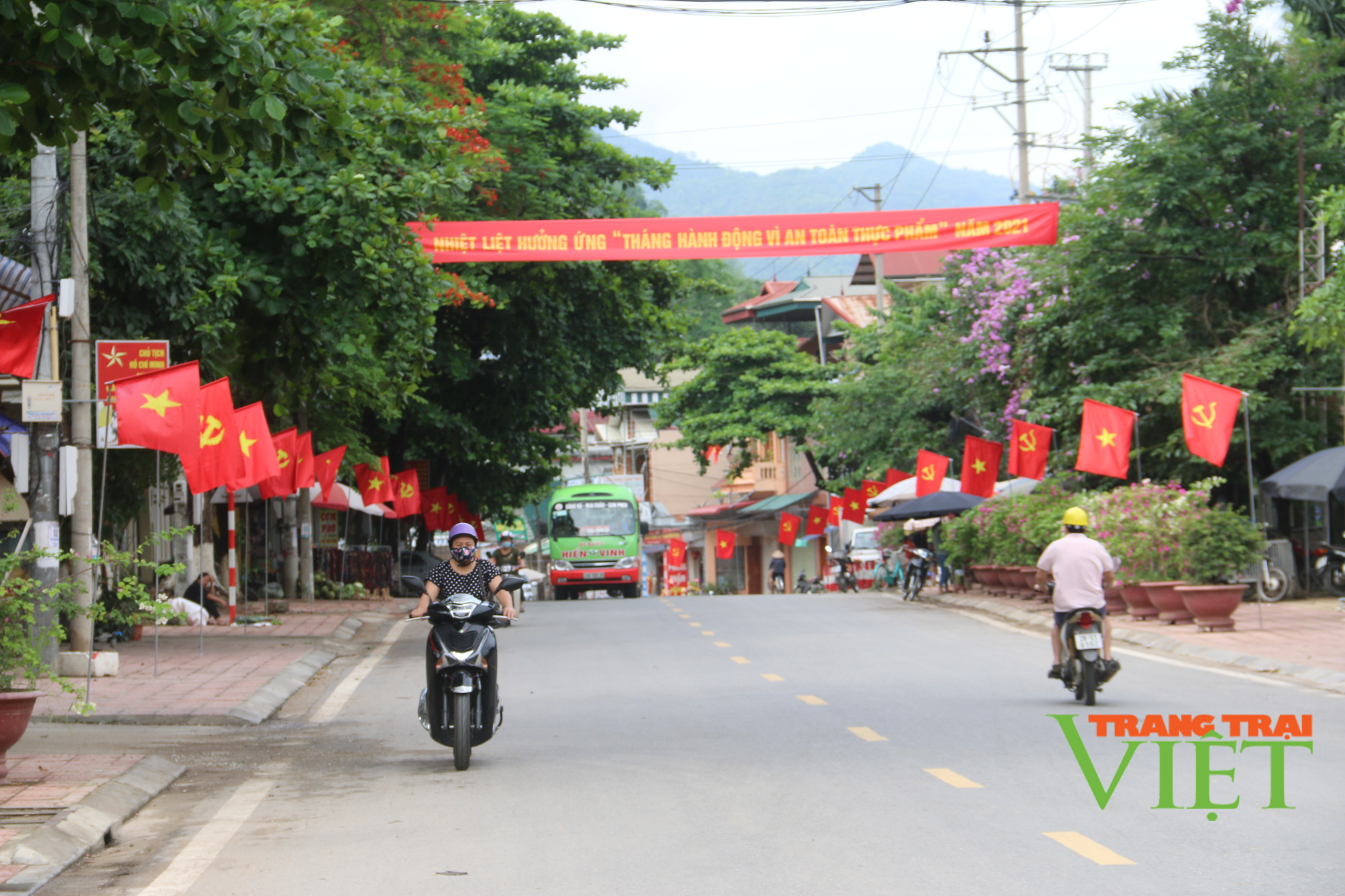 Mai Châu: Đẩy mạnh công tác xây dựng Đảng và xoá “xóm trắng đảng viên” - Ảnh 5.