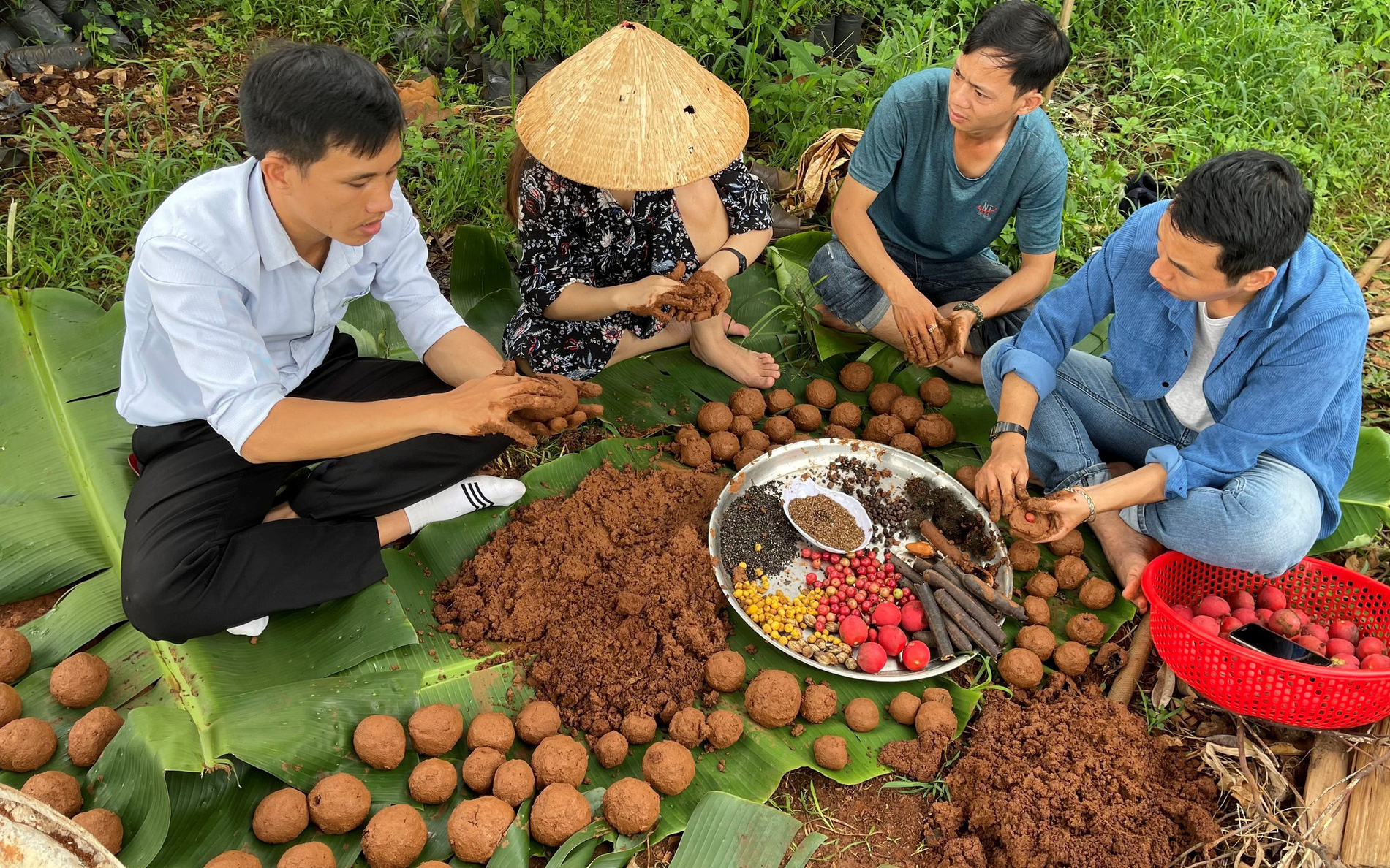 Đắk Lắk: &quot;Bom hạt giống&quot; lạ mắt thực ra là &quot;bom&quot; gì mà nhiều người thấy đã thích, cùng &quot;nghịch&quot; là mê ngay?