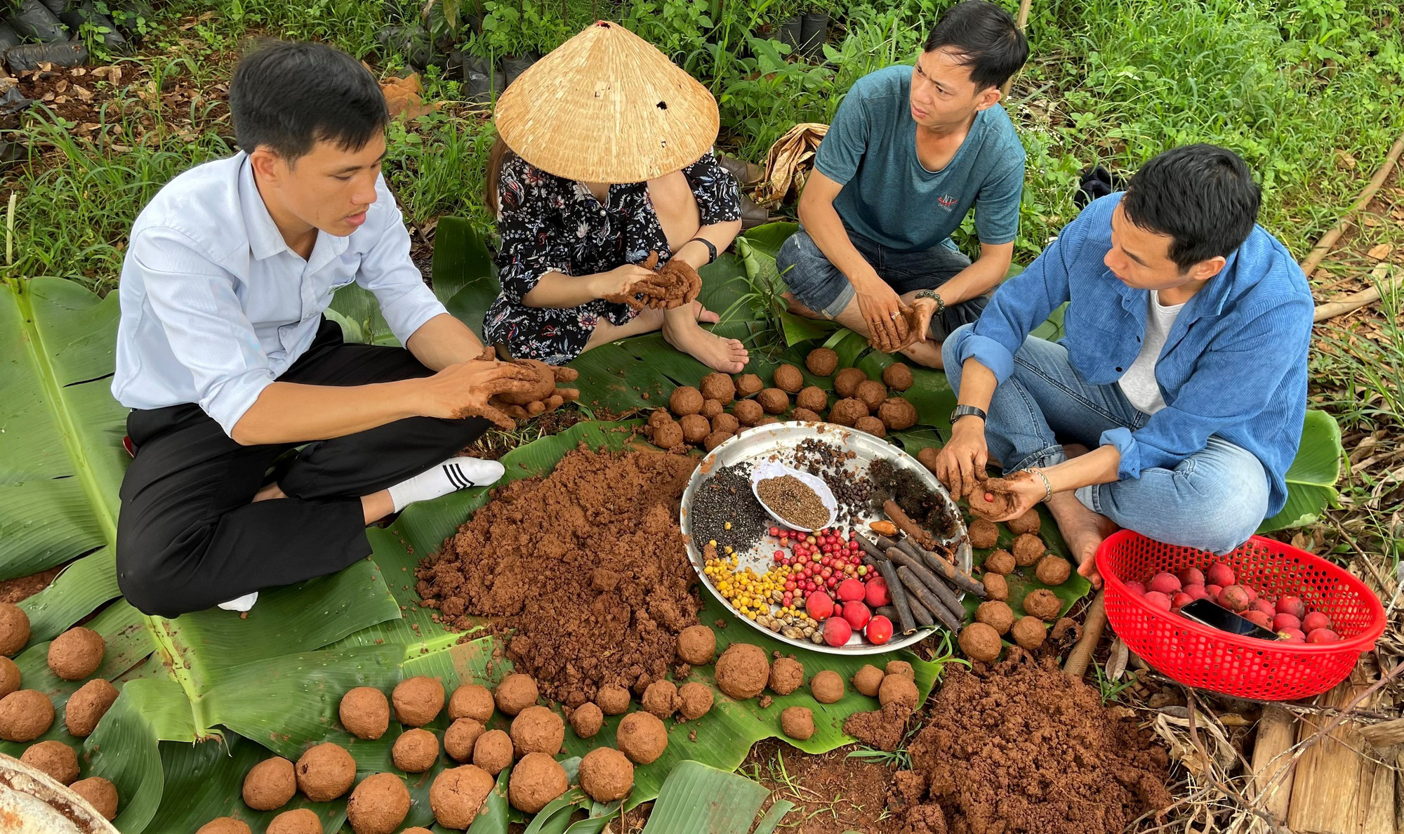 Đắk Lắk: &quot;Bom hạt giống&quot; lạ mắt thực ra là &quot;bom gì&quot;, thấy đã thích,  cùng &quot;nghịch&quot; là mê ngay? - Ảnh 4.