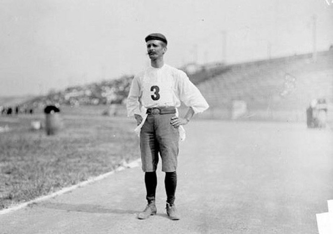 Không cho VĐV uống nước, bắt nuốt thuốc chuột thay doping và những bí mật động trời tại marathon Olympic 1904 - Ảnh 8.