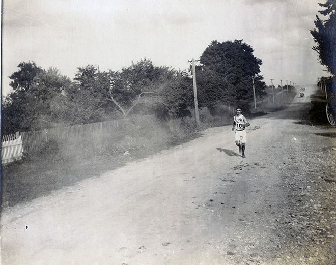 Không cho VĐV uống nước, bắt nuốt thuốc chuột thay doping và những bí mật động trời tại marathon Olympic 1904 - Ảnh 7.