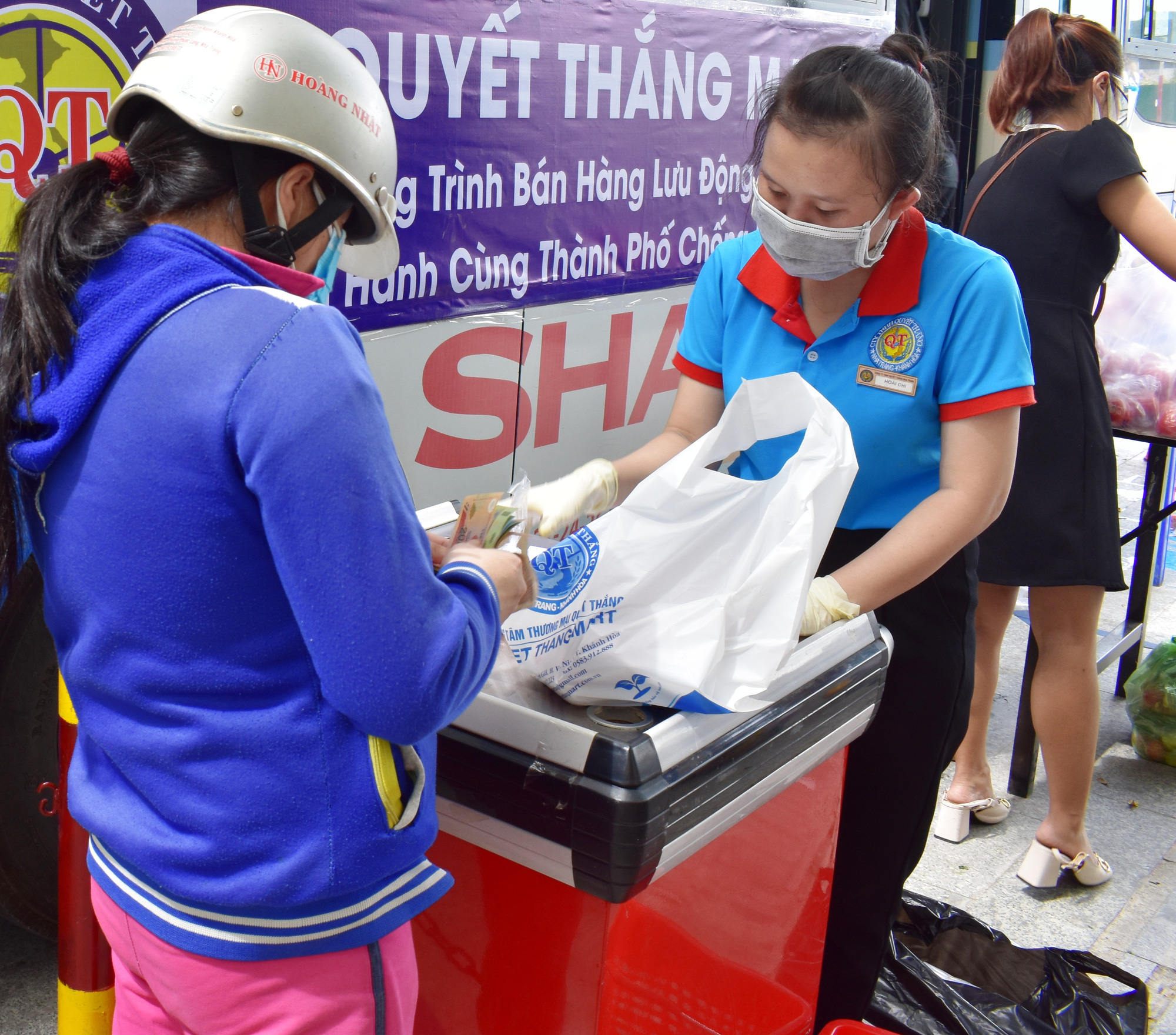 Nha Trang: &quot;hô biến xe buýt&quot; thành cửa hàng di động phục vụ rau, củ, quả,... - Ảnh 4.