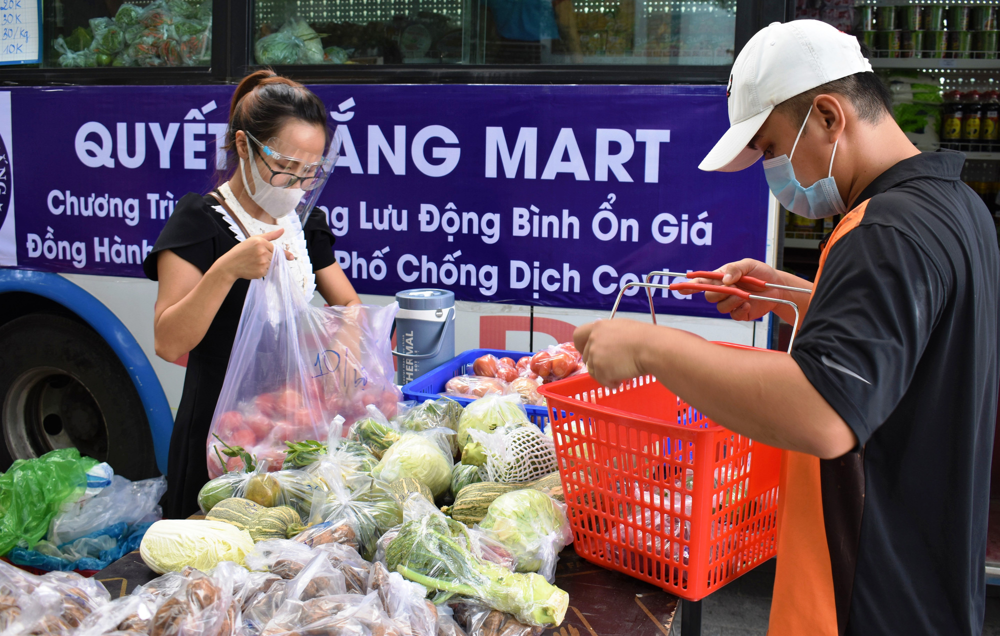 Nha Trang: &quot;hô biến xe buýt&quot; thành cửa hàng di động phục vụ rau, củ, quả,... - Ảnh 2.