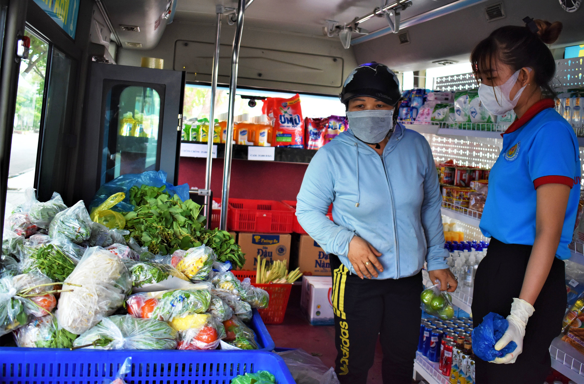 Nha Trang: &quot;hô biến xe buýt&quot; thành cửa hàng di động phục vụ rau, củ, quả,... - Ảnh 3.