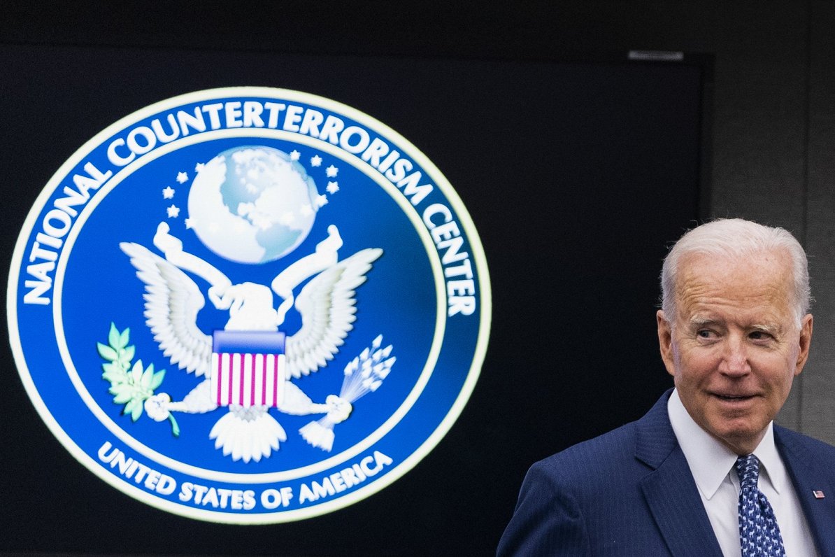Trong chuyến thăm đầu tiên đến cơ quan tình báo Hoa Kỳ, Joe Biden cảnh báo về xung đột mạng. Ảnh: @AP.