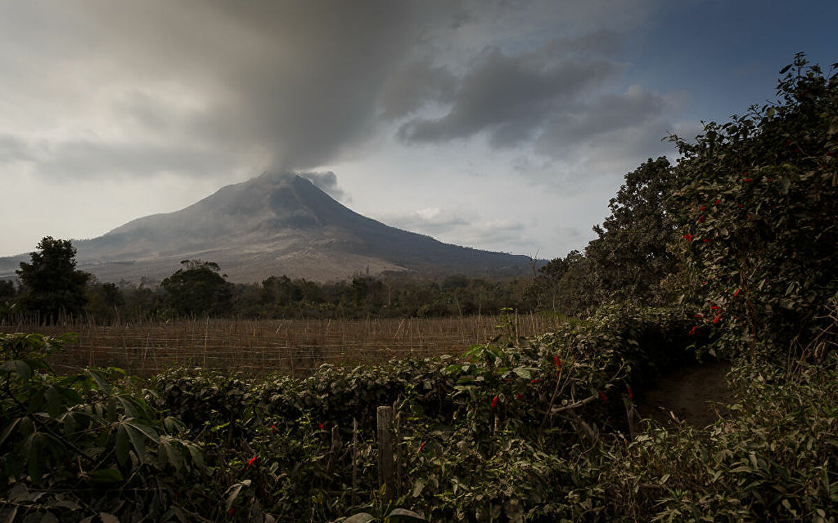 Núi lửa Sinabung ở Indonesia phun trào, khói bốc lên dày đặc