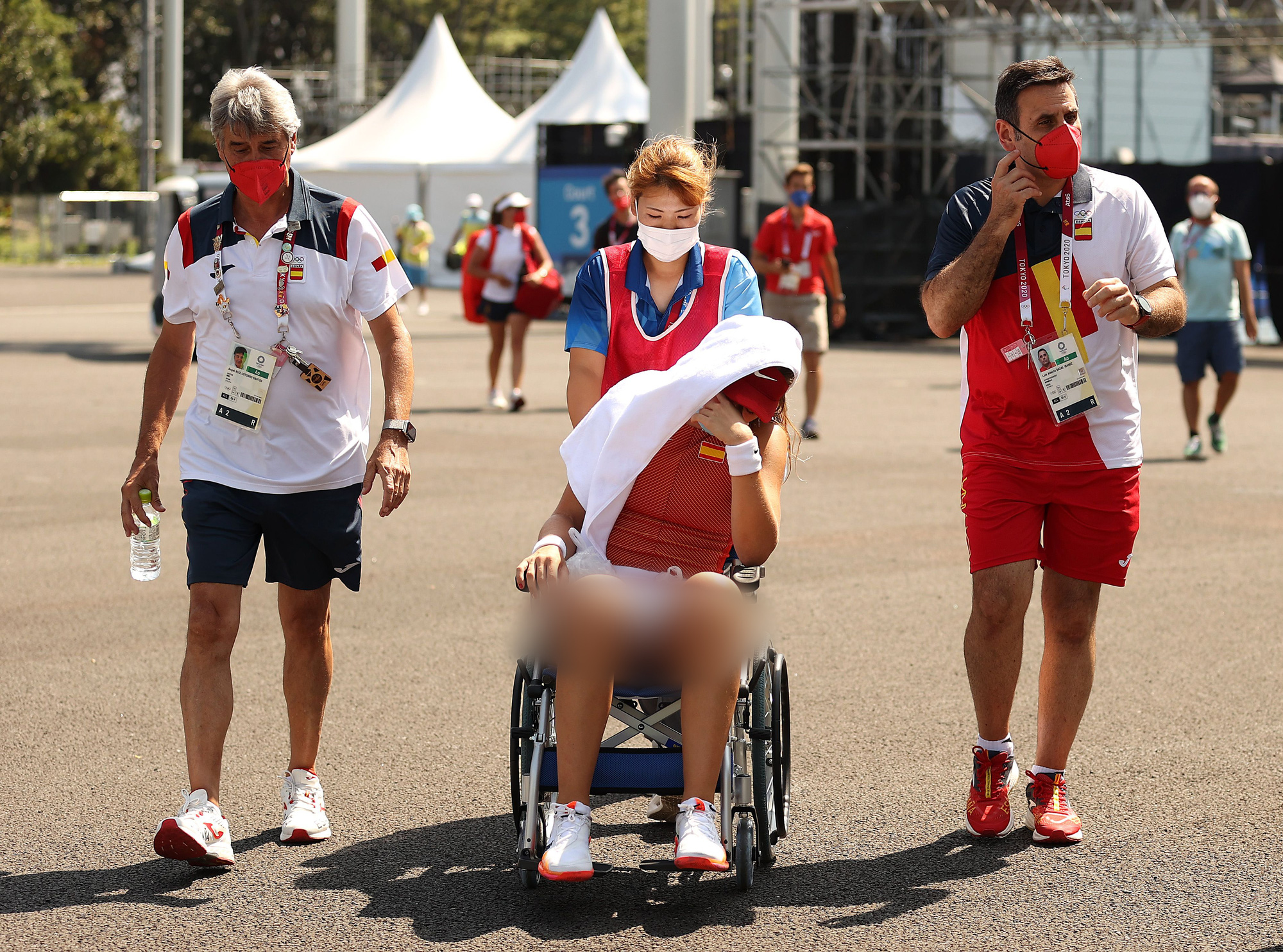 Olympic 2020: Tay vợt người Tây Ban Nha rời sân bằng xe lăn do... sốc nhiệt - Ảnh 2.