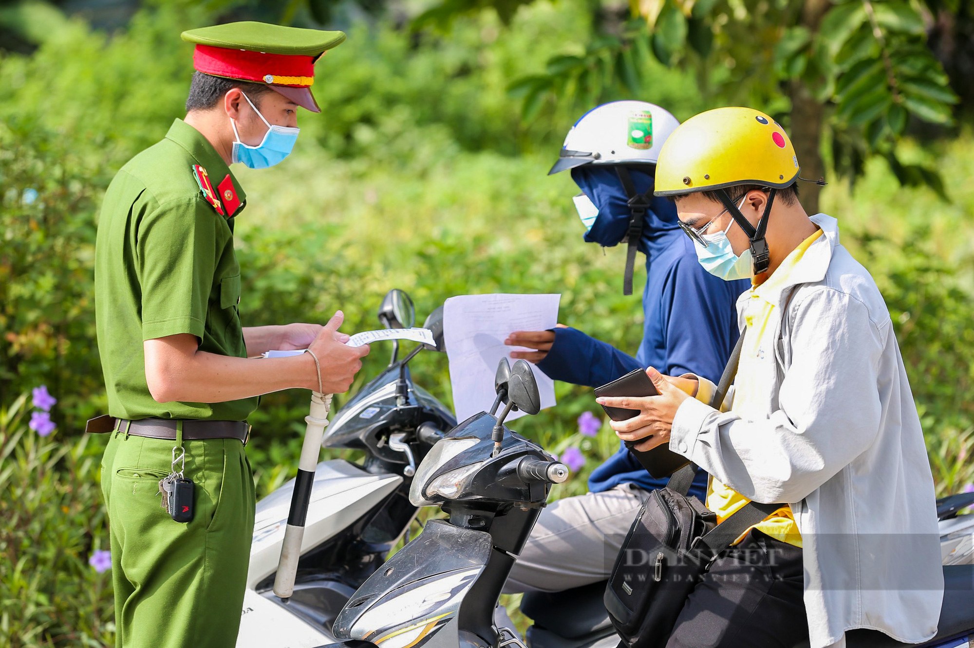 Hà Nội: Để tránh bị phạt 3 triệu đồng khi ra đường, người dân nhất định phải “bỏ túi” điều này - Ảnh 1.