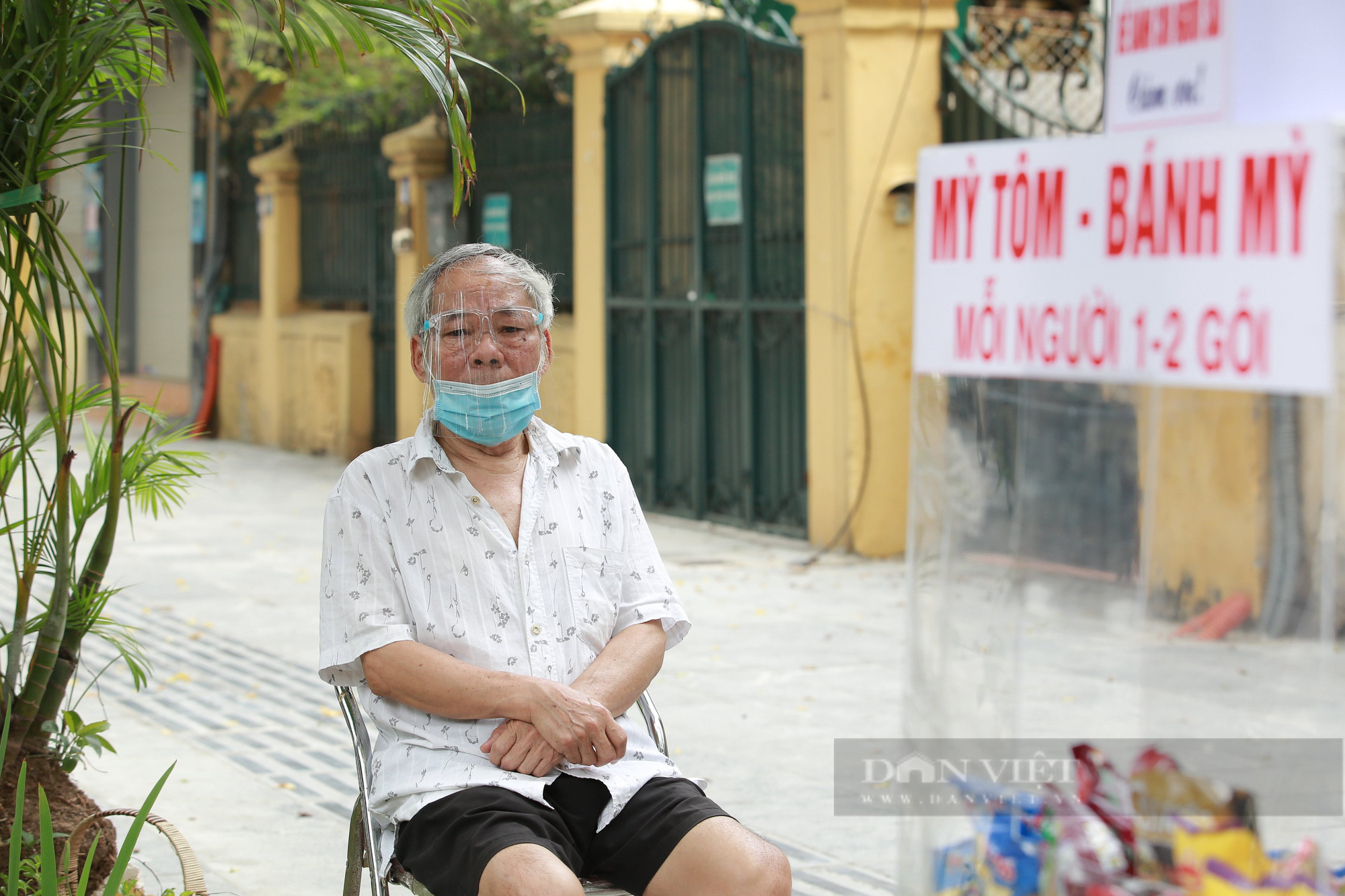 Ấm lòng tủ mì tôm, nước lọc miễn phí cho người khó khăn bên hè phố Hà Nội - Ảnh 3.