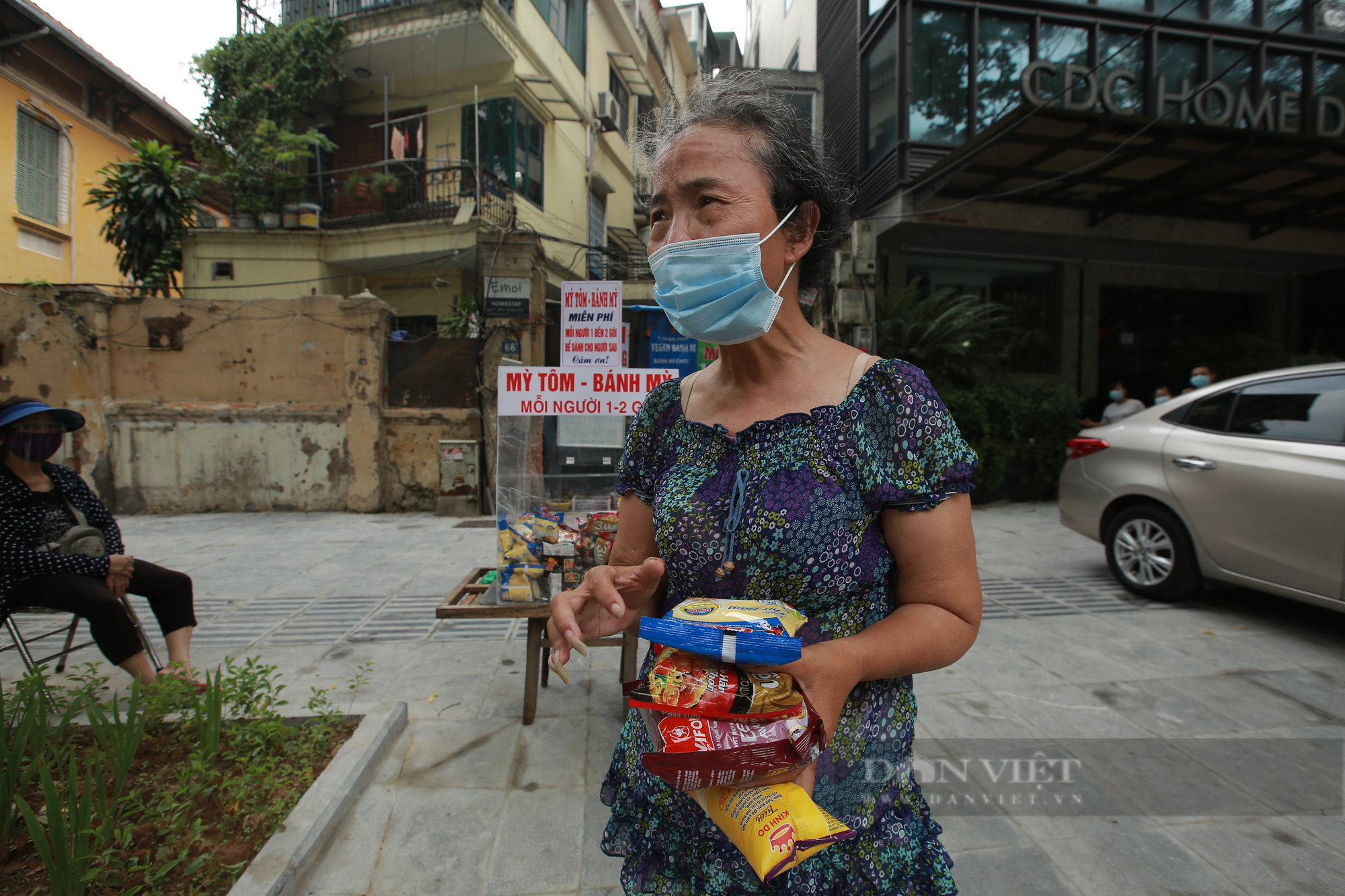 Ấm lòng tủ mì tôm, nước lọc miễn phí cho người khó khăn bên hè phố Hà Nội - Ảnh 5.