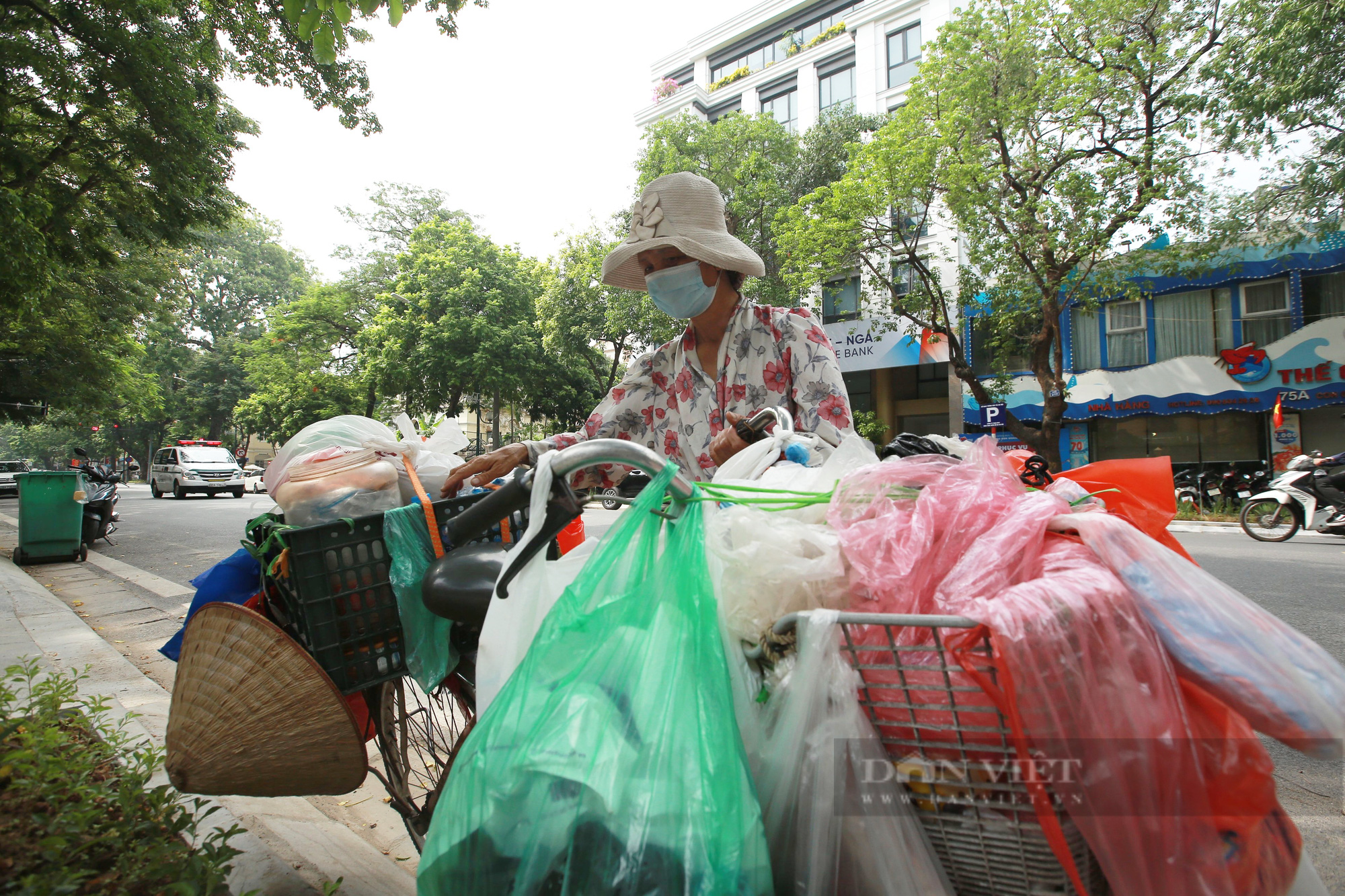 Ấm lòng tủ mì tôm, nước lọc miễn phí cho người khó khăn bên hè phố Hà Nội - Ảnh 6.